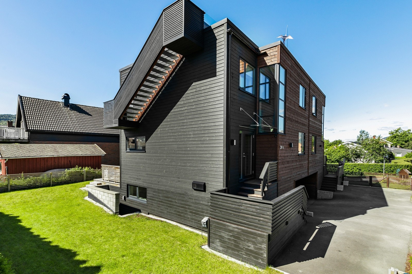 Solrik, flat og inngjerdet hage med plass til lek og rekreasjon. Galleribilde