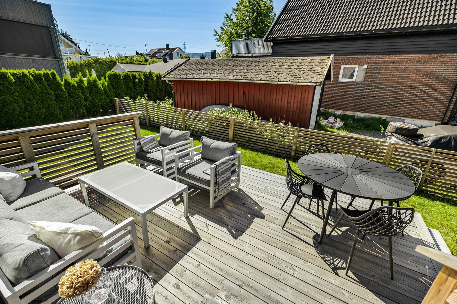 Gjennom skyvedøren kommer du ut til 16 m² sydvendt terrasse med videre adkomst til hagen. Galleribilde