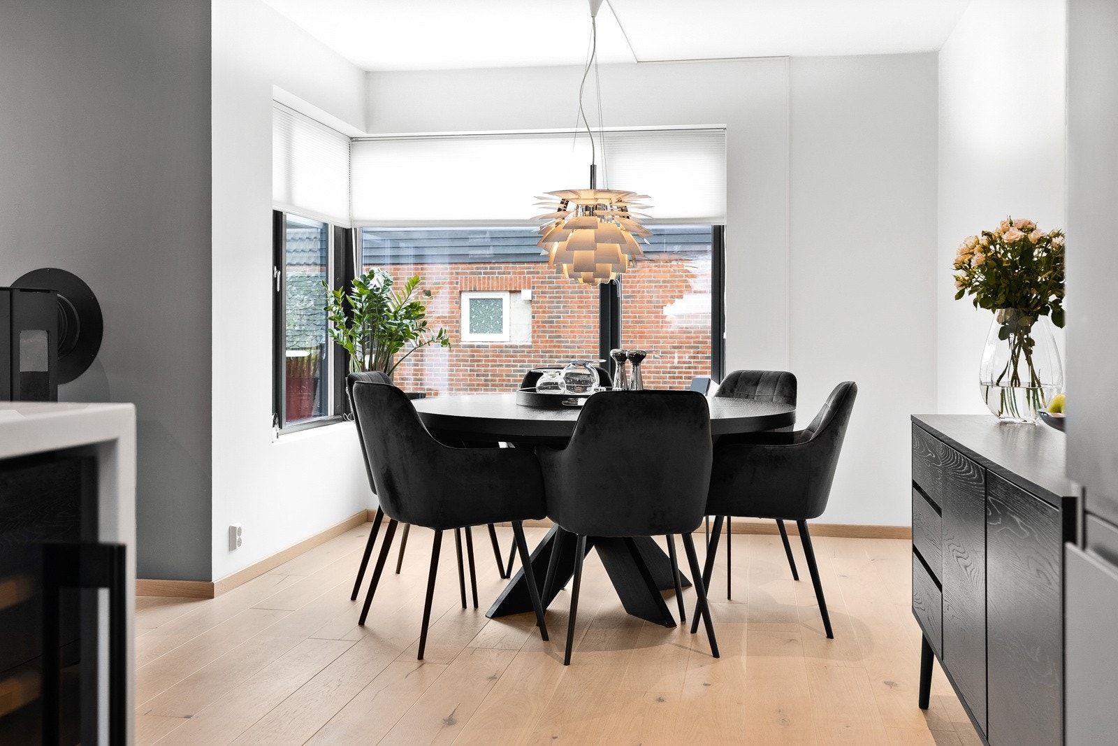 Det er plass til stort spisebord i tilknytning til kjøkkenet. Galleribilde