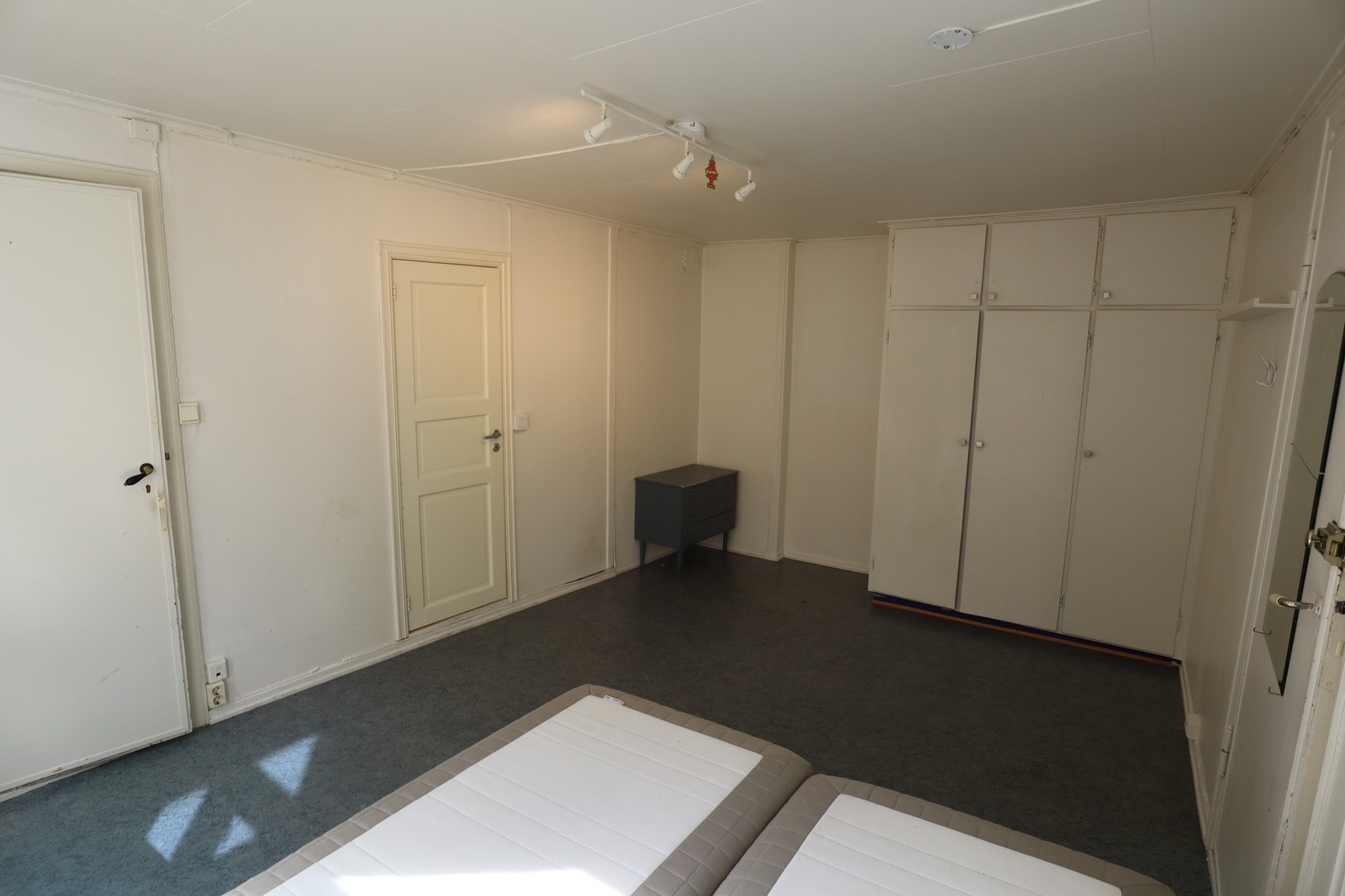 Garderobeskap og kommode følger med. Inngang til kjøkken er døren til venstre i bildet. Galleribilde