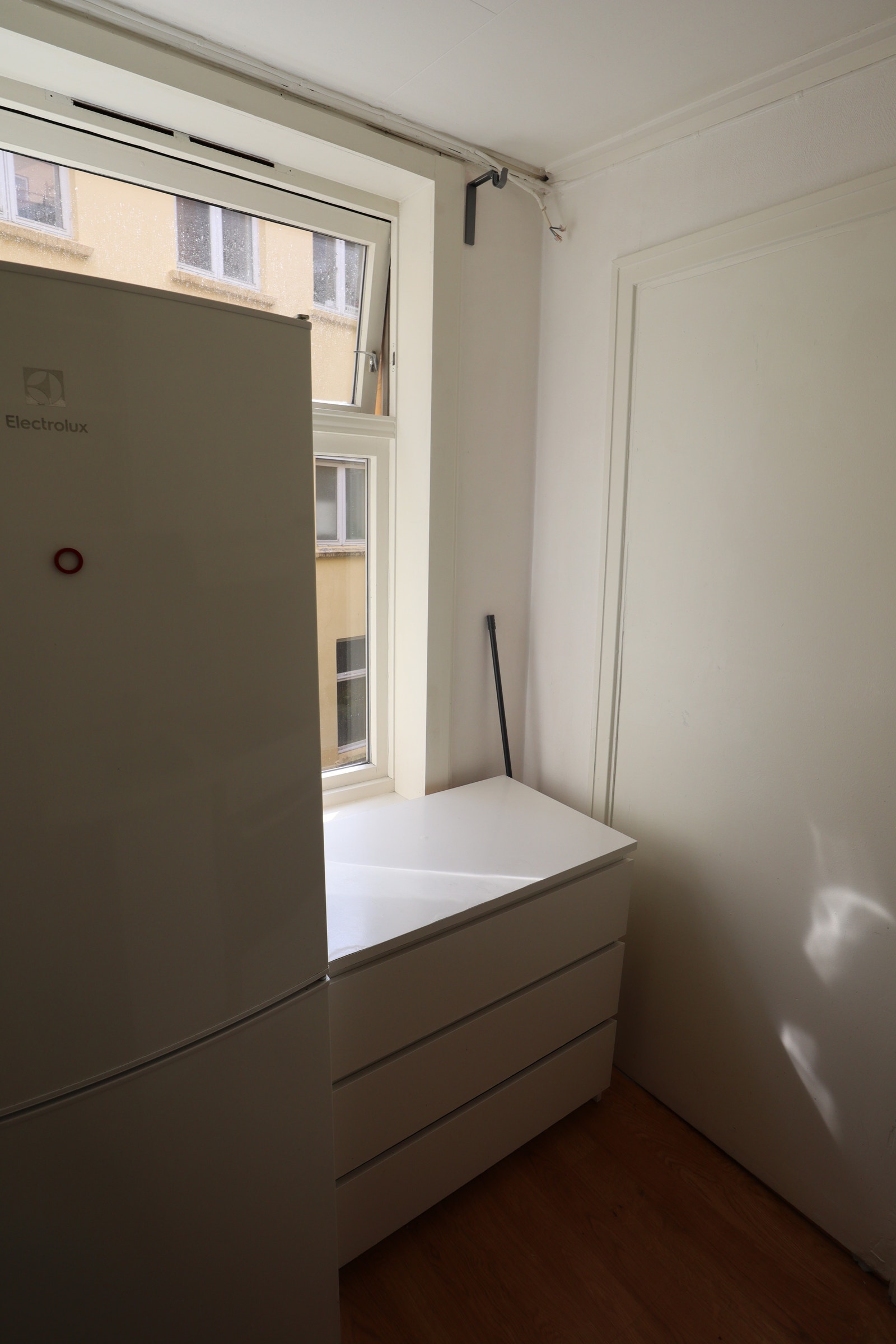 Kjøkken - vindu mot bakgård Galleribilde