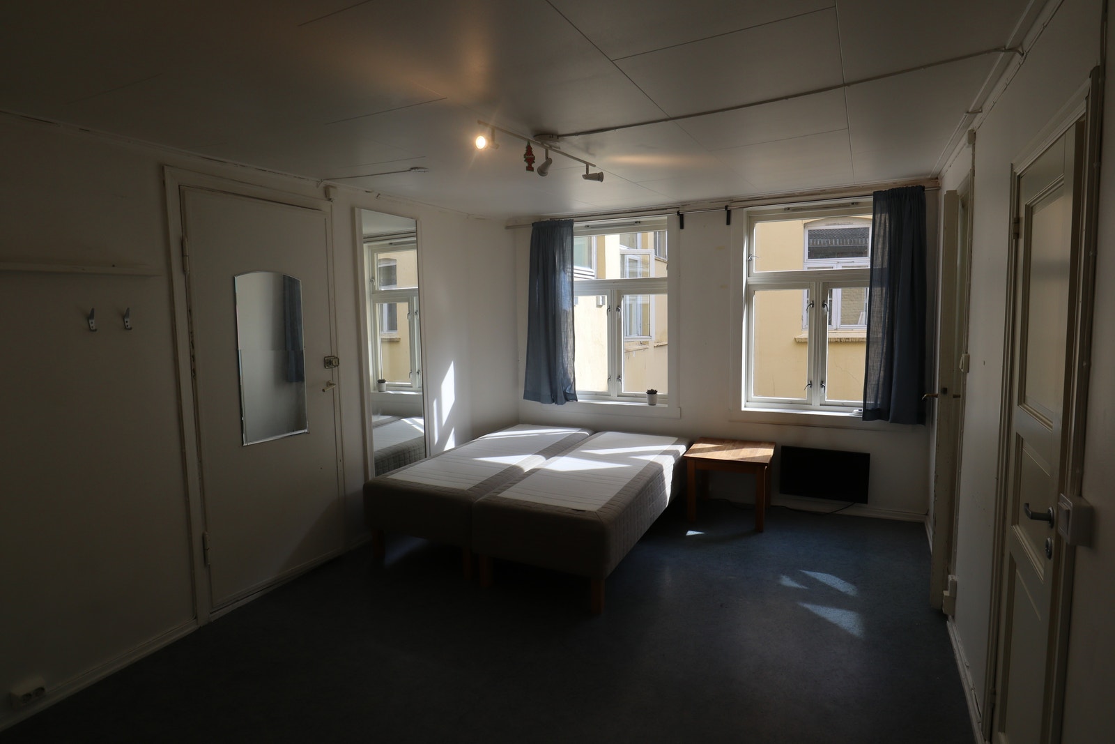 Vindu mot bakgård Galleribilde