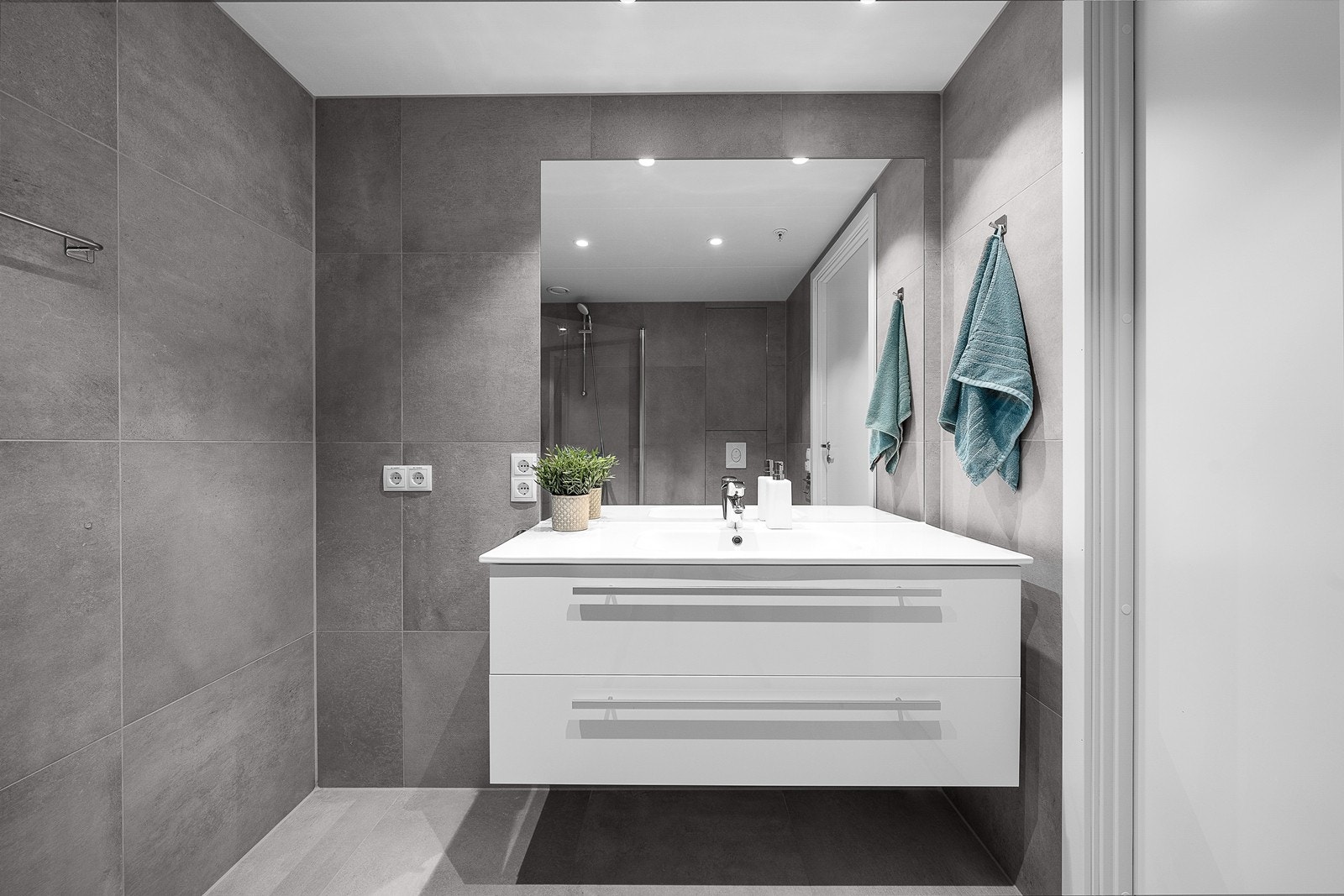 Badet har opplegg for vaskemaskin og tørketrommel Galleribilde