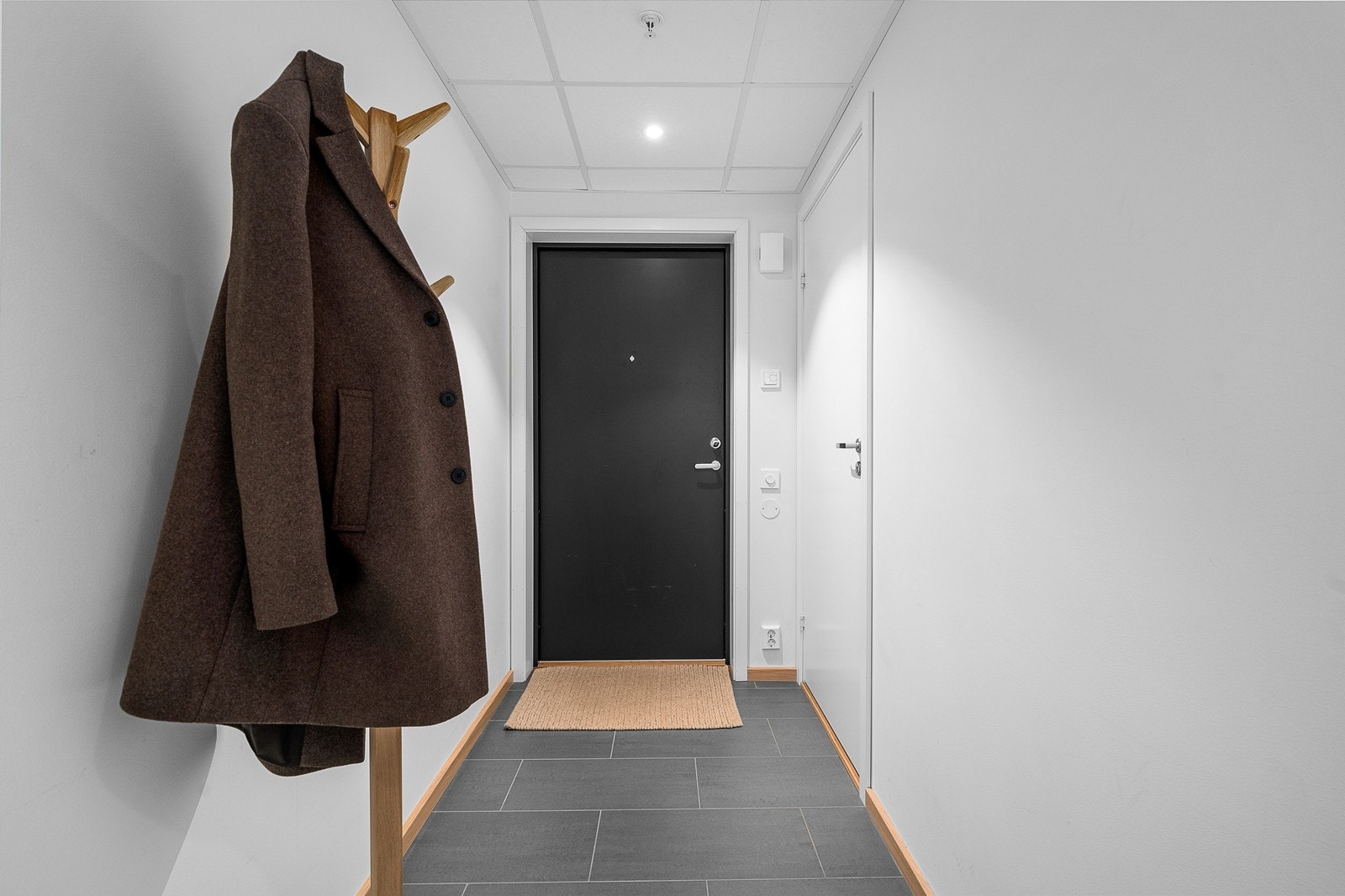 Velkommen inn! Romslig entré med varmekabler i gulv og downlights fra himling Galleribilde