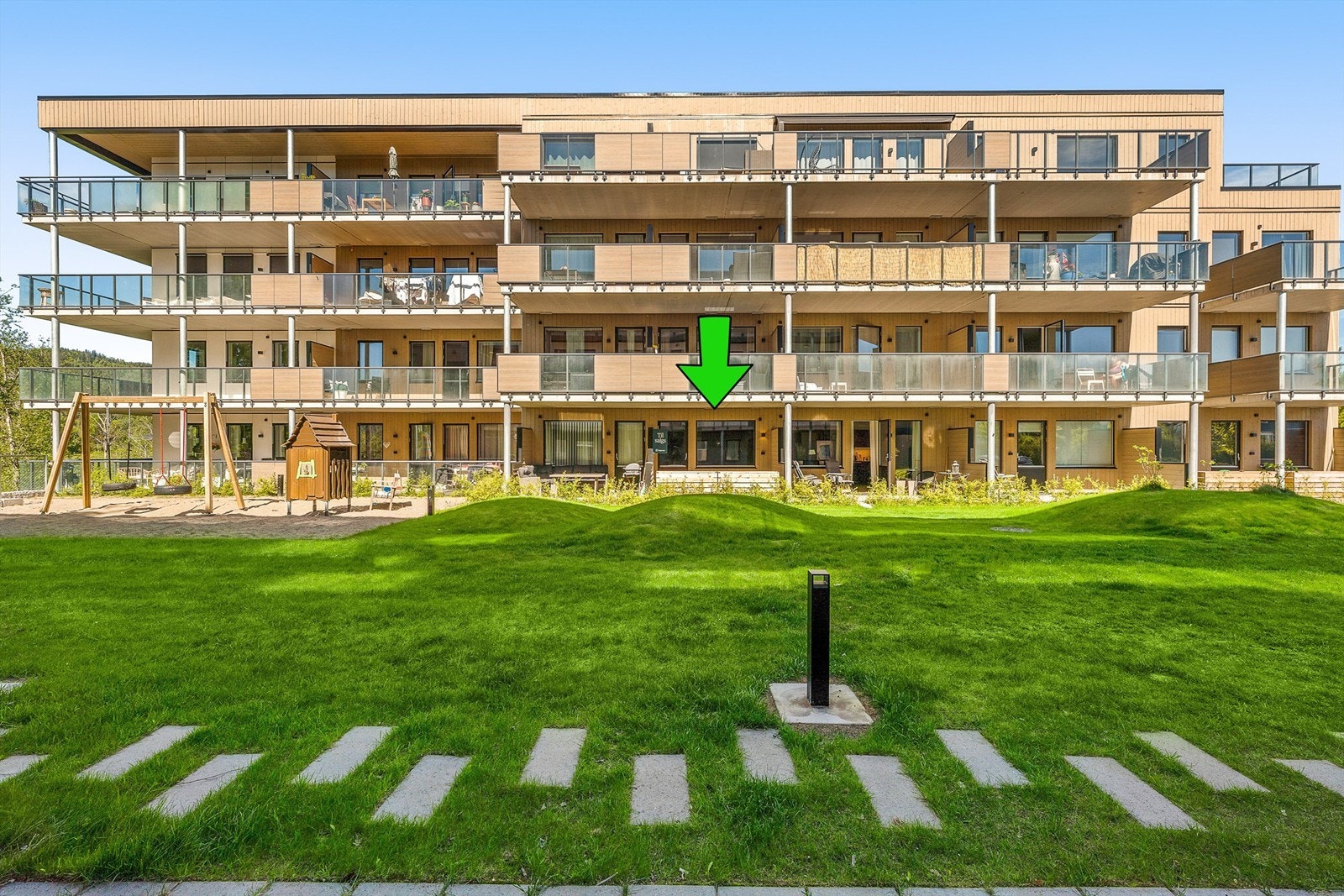 Leiligheten ligger i 1. etasje og har en solrik uteplass Galleribilde