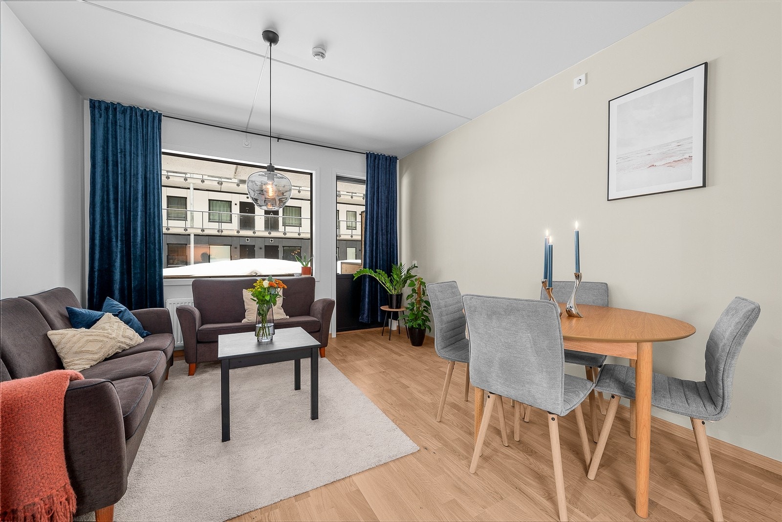 Leiligheten varmes opp med fjernvarme via radiatorer Galleribilde