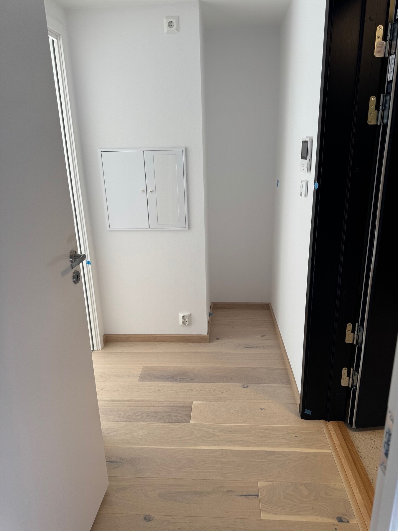 Entré med oppbevaringsmuligheter samt eget rom til vaskemaskin og tørketrommel. Galleribilde