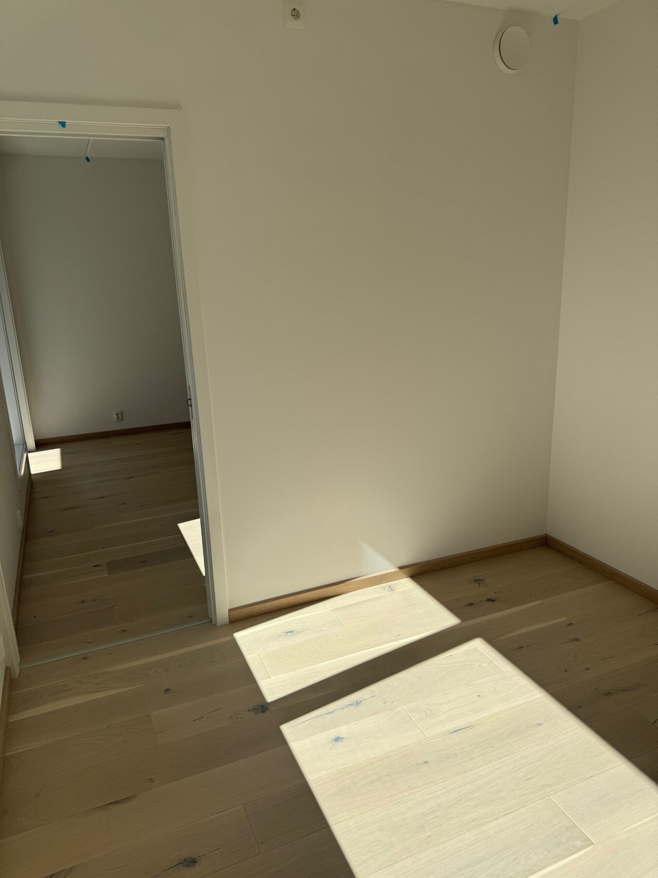 Soverom av god størrelse med plass til garderobe. Galleribilde