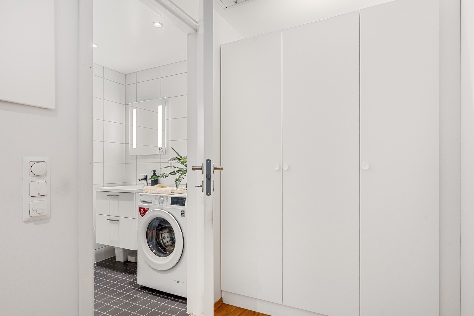 Gangen har garderobeskap for enkelt å holde orden i yttertøyet. Herfra er det tilgang til bad. Galleribilde