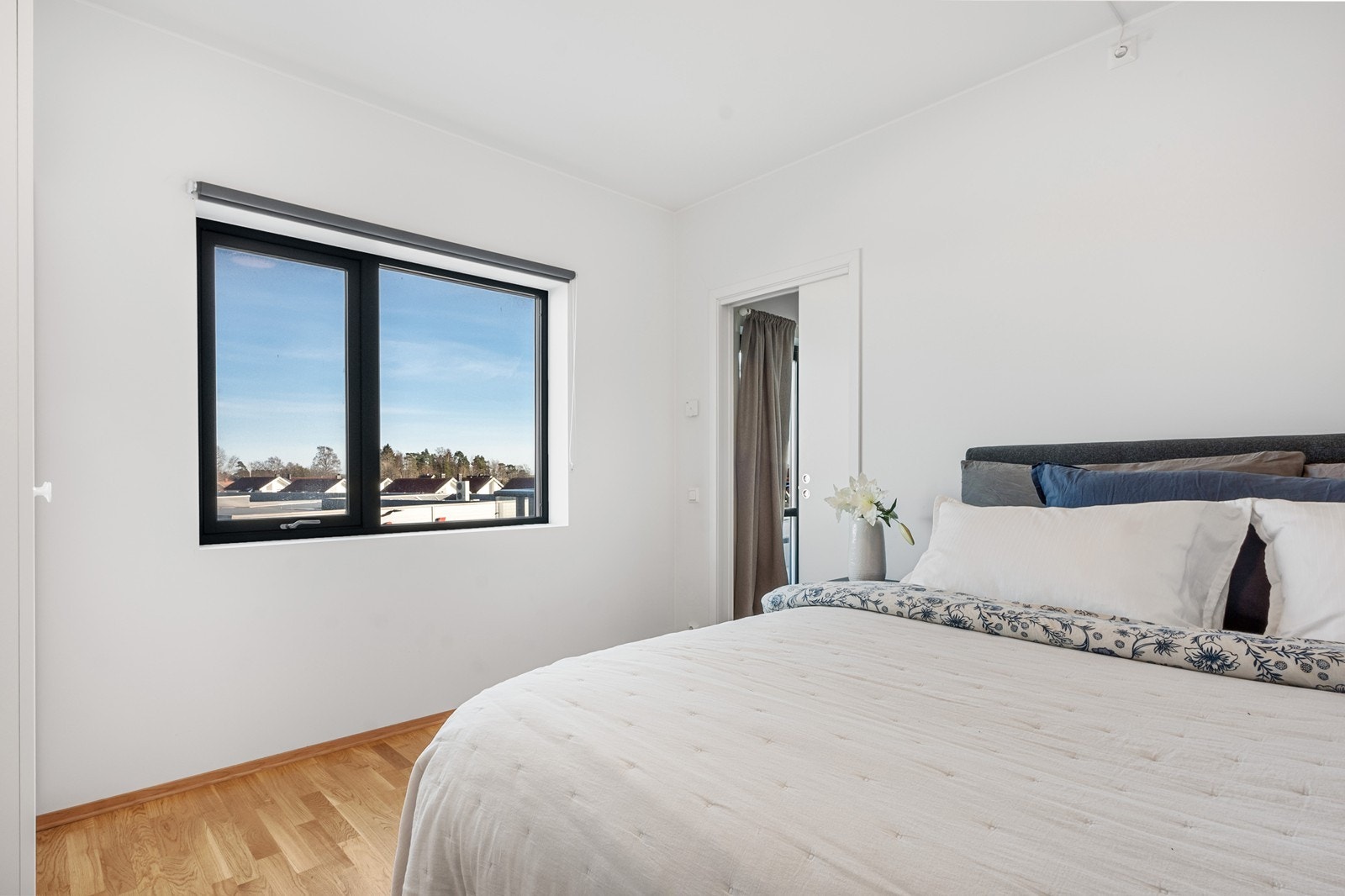 Soverommet har fin størrelse, luftig utsyn fra stort vindu og skyvedør inn til stuen som kan lukkes. Galleribilde