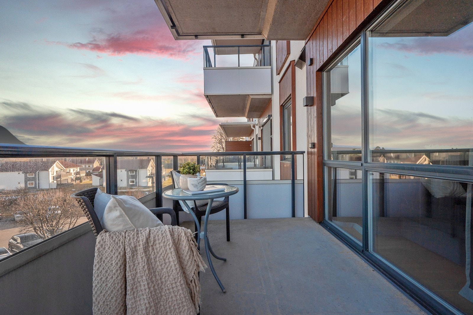 Boligen ligger i et område med en ypperlig kombinasjon av god bokvalitet, grønne omgivelser og fin avstand til handelsområde og sentrum Galleribilde