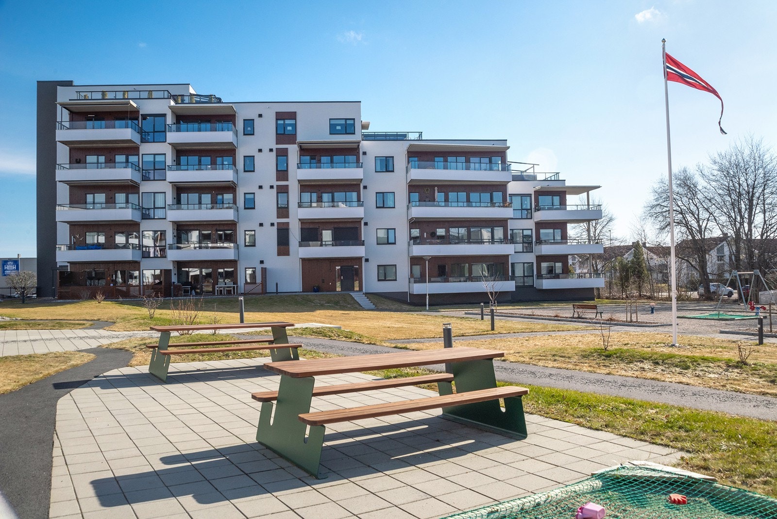 Området er videre opparbeidet med blant annet gressplen, div. beplantning, asfalterte stikkveier og utelys. Galleribilde