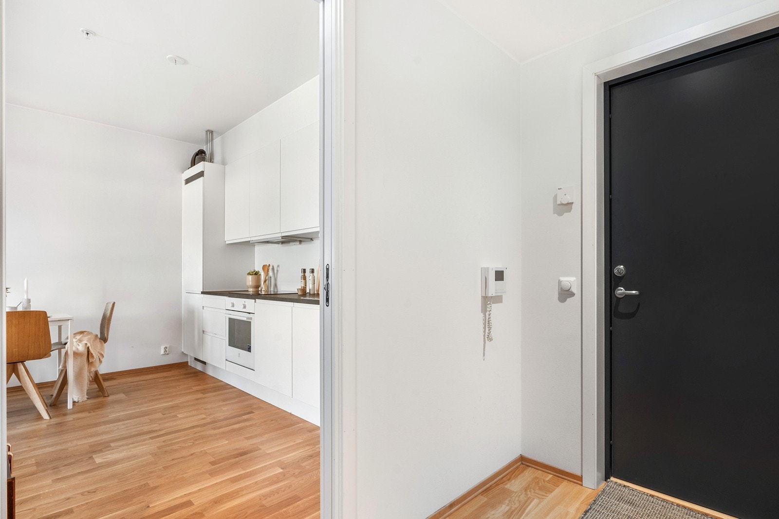 Vel inne er entreen lys og åpen, med porttelefon for enkelt å slippe inn besøkende. Galleribilde