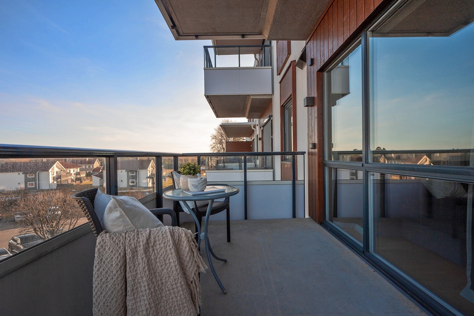 På balkongen kan morgenkaffen nytes i solen. Galleribilde