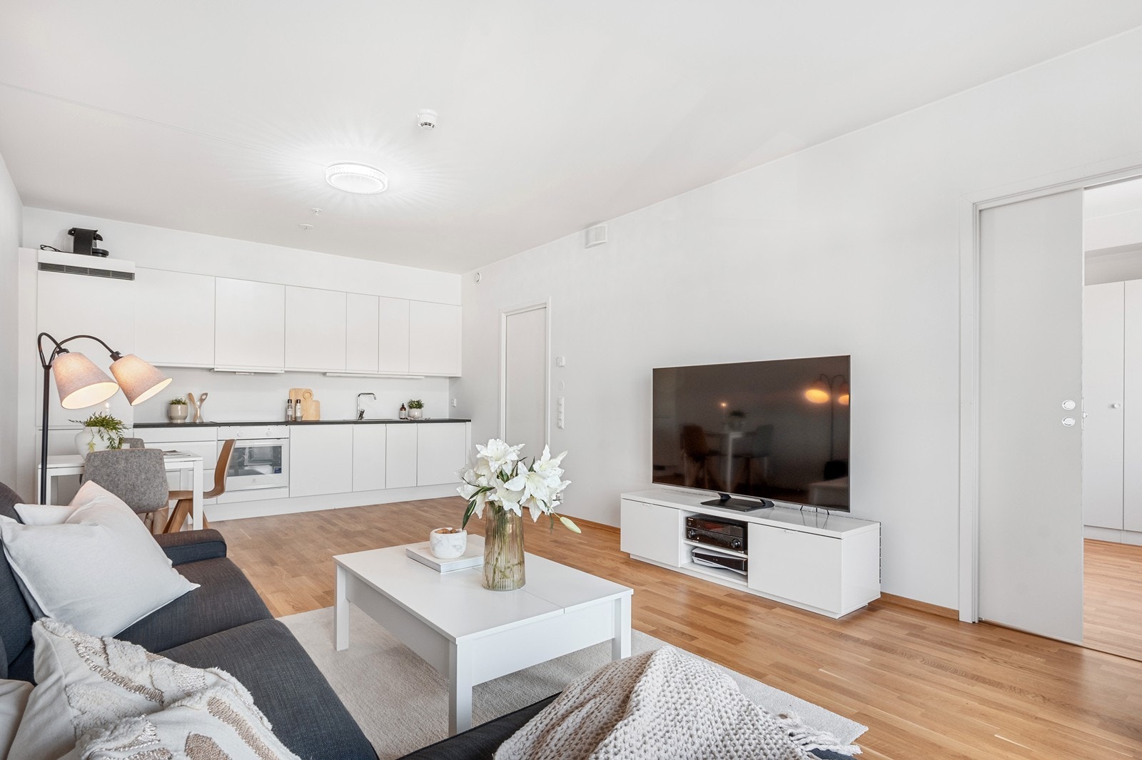 Den åpne stue- og kjøkkenløsningen skaper en sosial tilværelse. Galleribilde