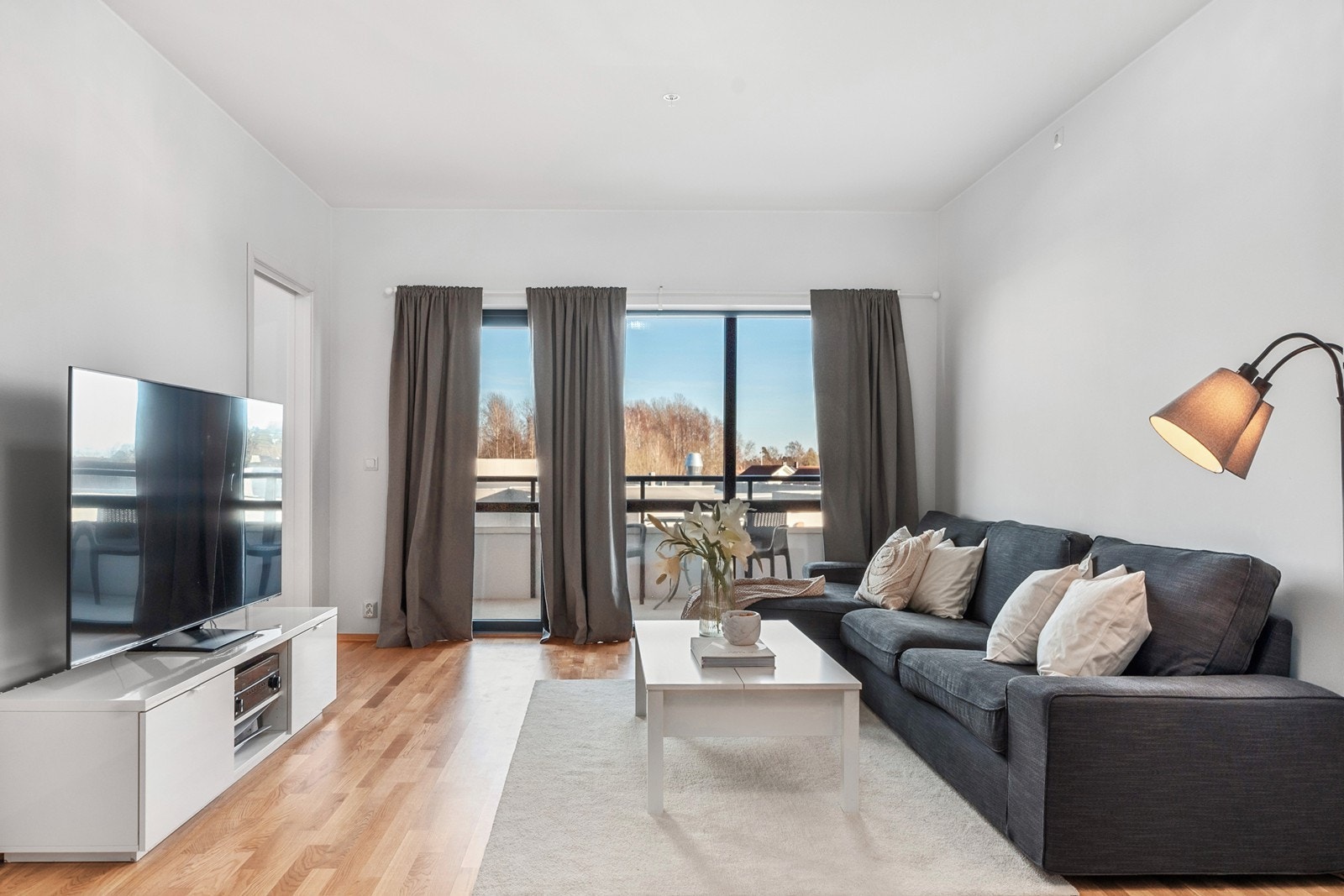 Store vindusflater gir rikelig med lys og herfra er det utgang til overbygd balkong på 8 kvm. Galleribilde