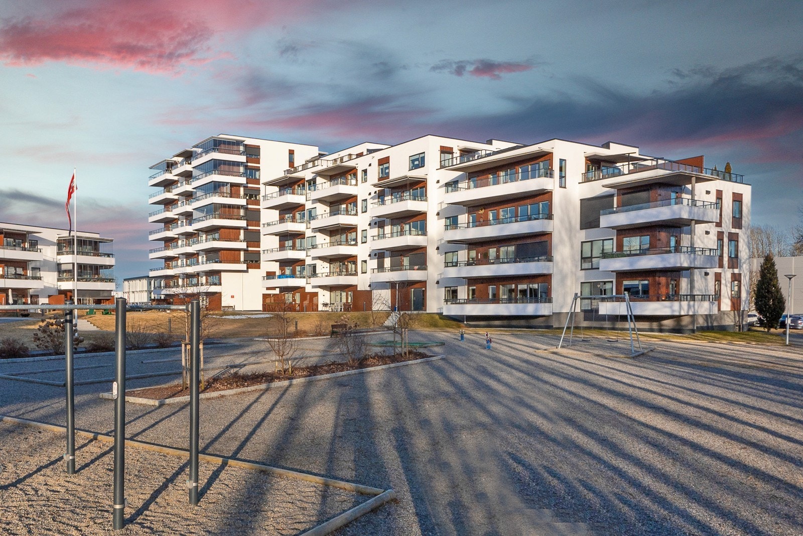 Fellesarealene har gode uterom for både aktivitet og avslapning, med lekeapparater og felles sittegrupper. Galleribilde