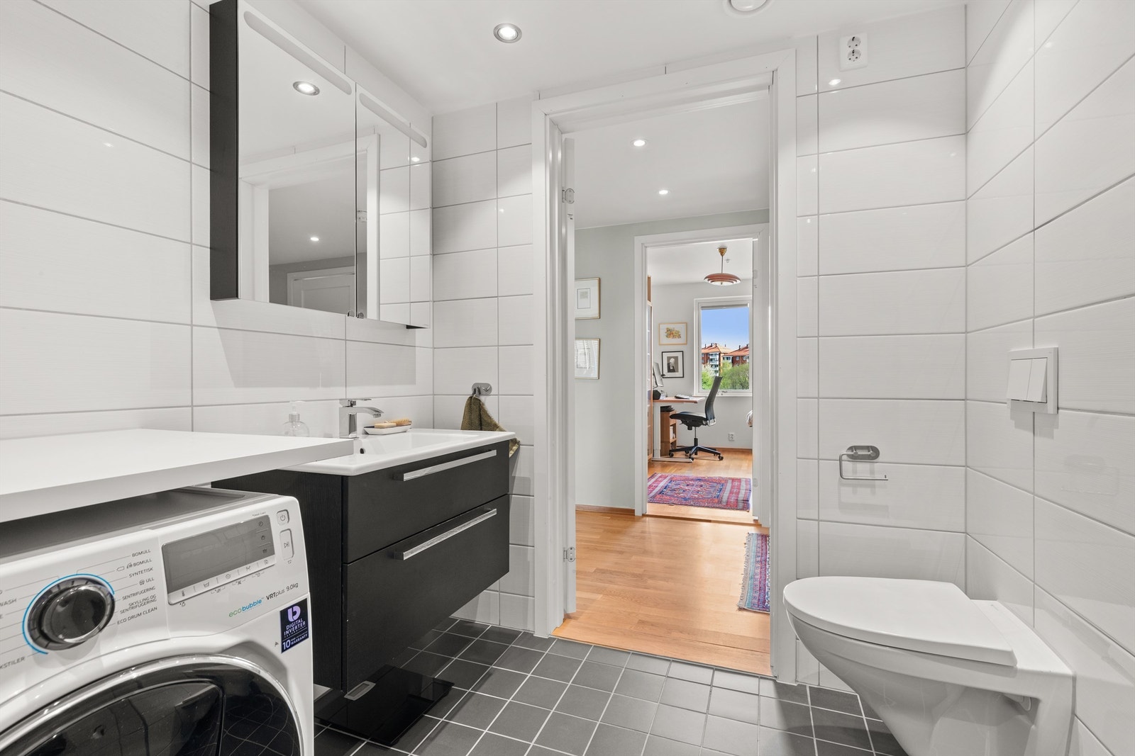 Hovedbadet er sentralt plassert med adkomst fra gangen. Badet er pent flislagt på gulv og vegger med varme i gulvet. Galleribilde