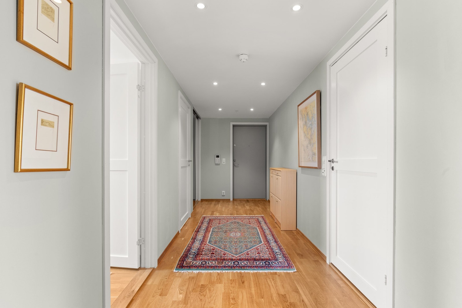Velkommen inn! Leiligheten har en romslig og praktisk entre som gir et godt førsteinntrykk av leiligheten. Galleribilde