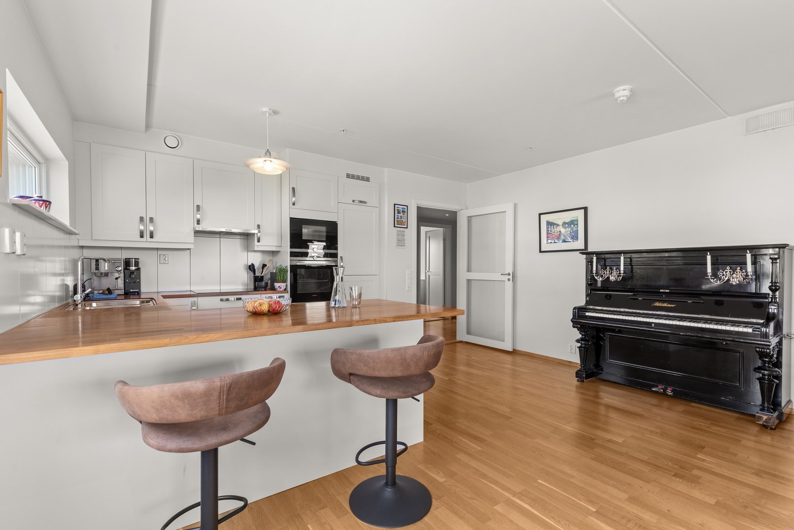 Kjøkkenet har også en perfekt plass for å nyte frokosten. Galleribilde