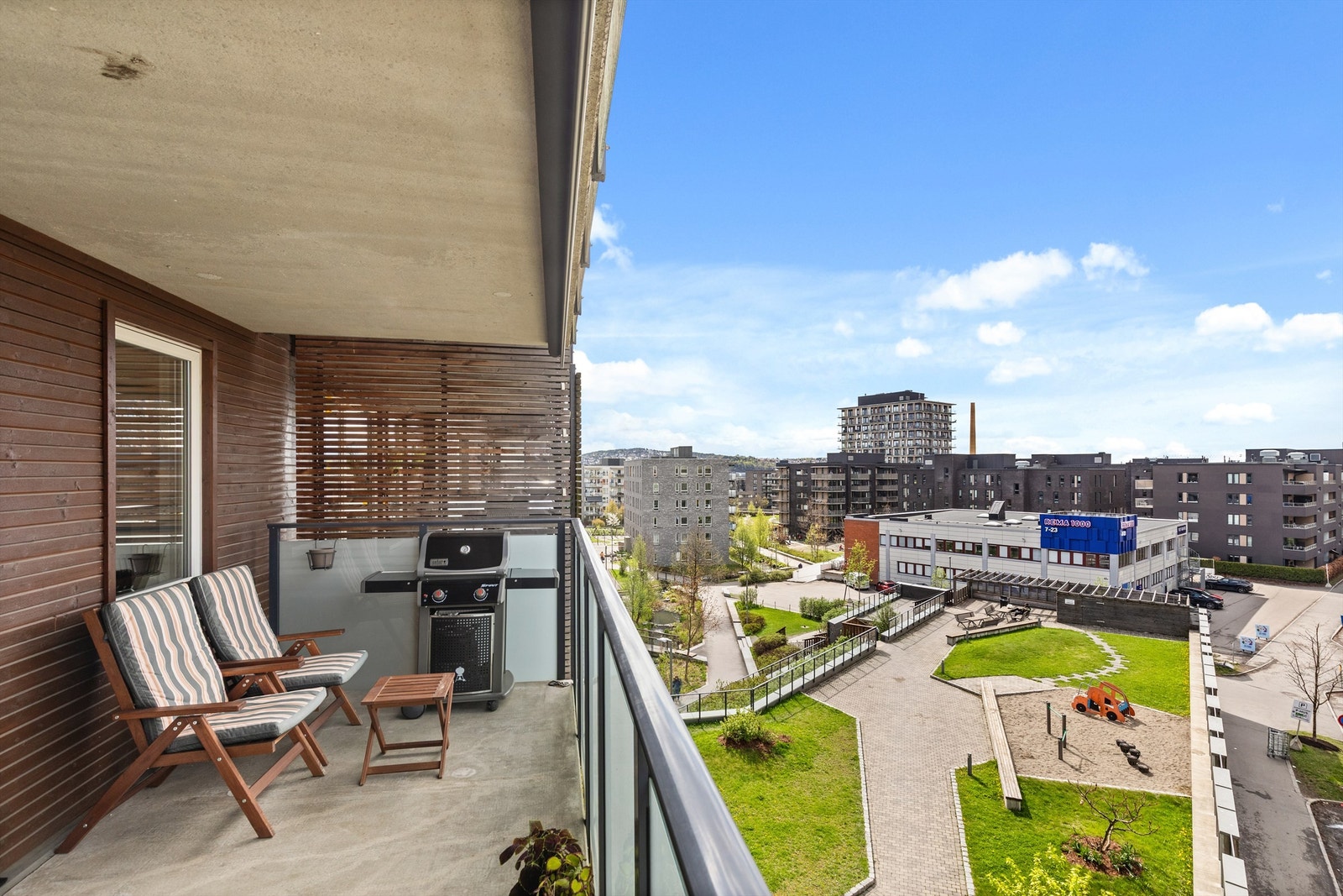 Fra stuen kommer du ut til boligens romslige balkong på hele 12 kvm. Galleribilde