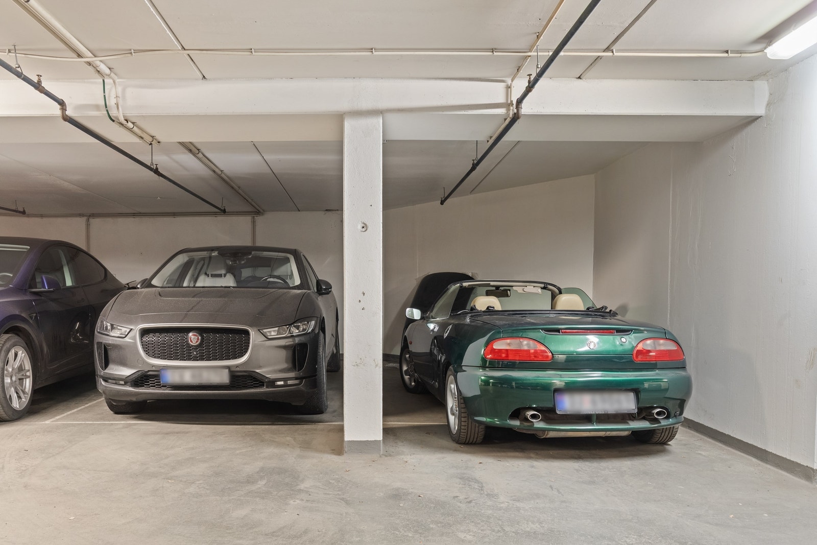 Parkeringsplass 32 har plass til 1 og en halv bil, eventuelt motorsykkel om du har behov til det. Her er det også montert lader for EL-bil. Galleribilde