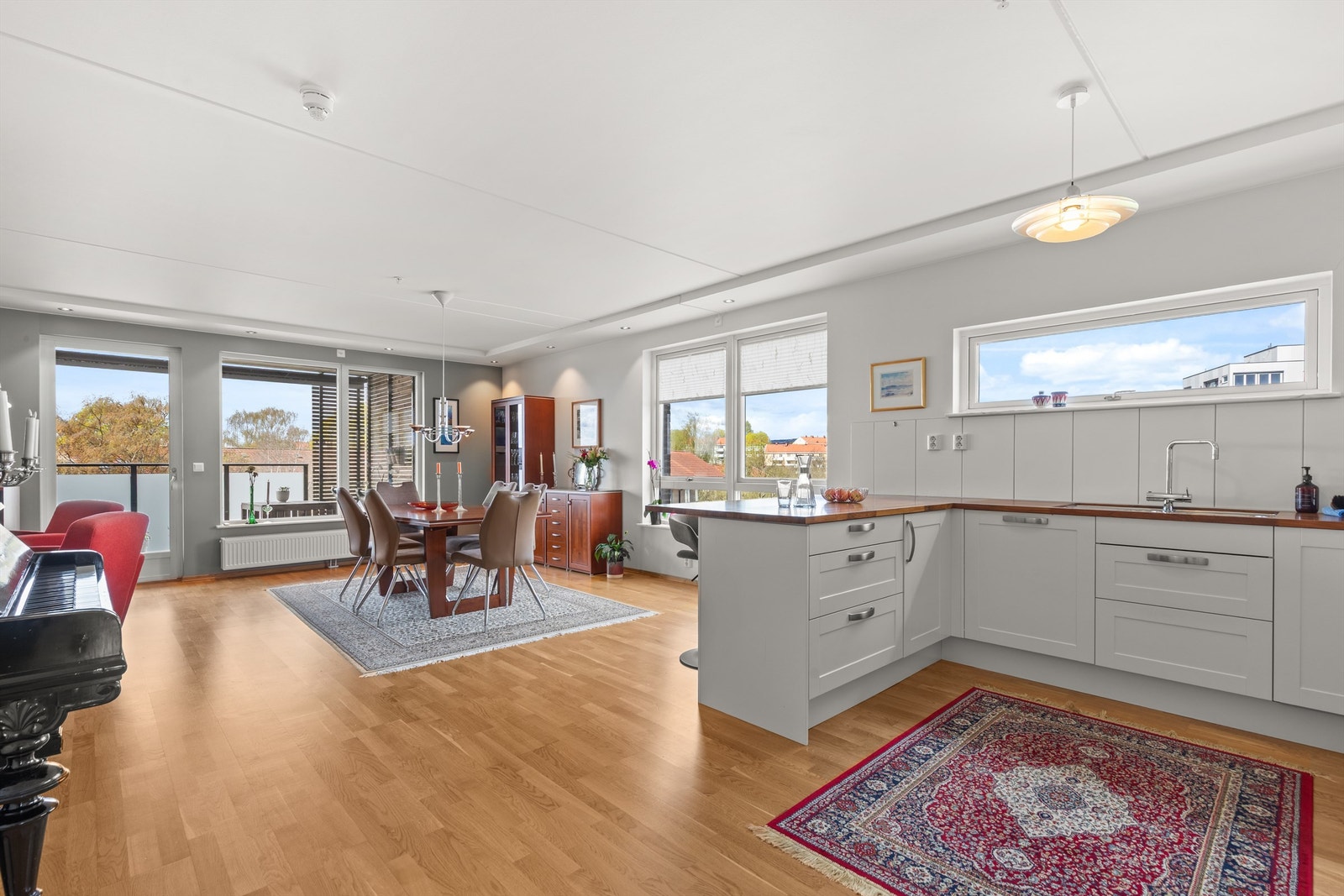 En lys og moderne 4-roms hjørneleilighet med høy standard og solrik balkong. Galleribilde