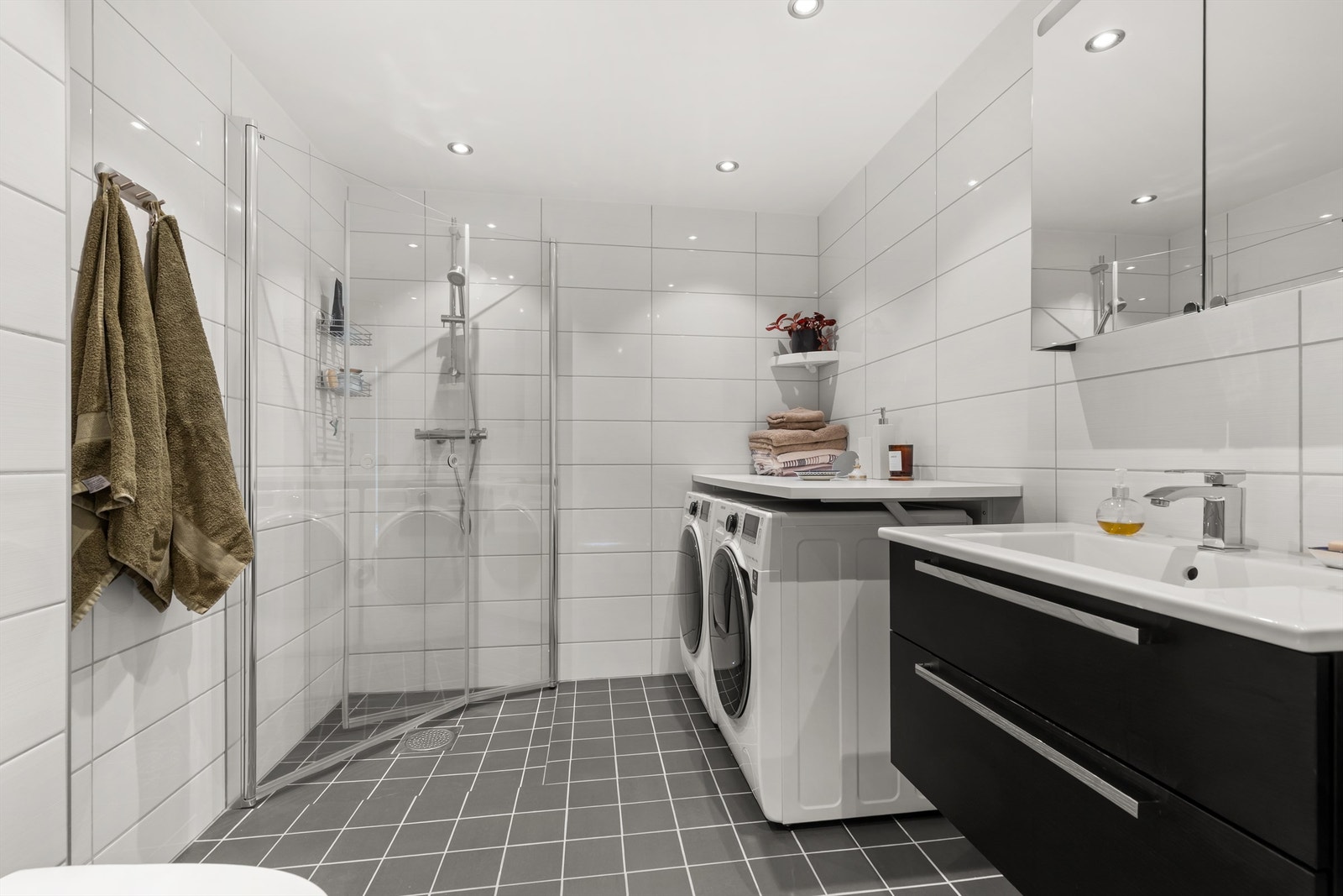 Baderomsinnredningen består av vegghengt servantskap med servant. Videre har badet dusjhjørne med vegger og vegghengt klosett. Det er opplegg for vaskemaskin. Galleribilde