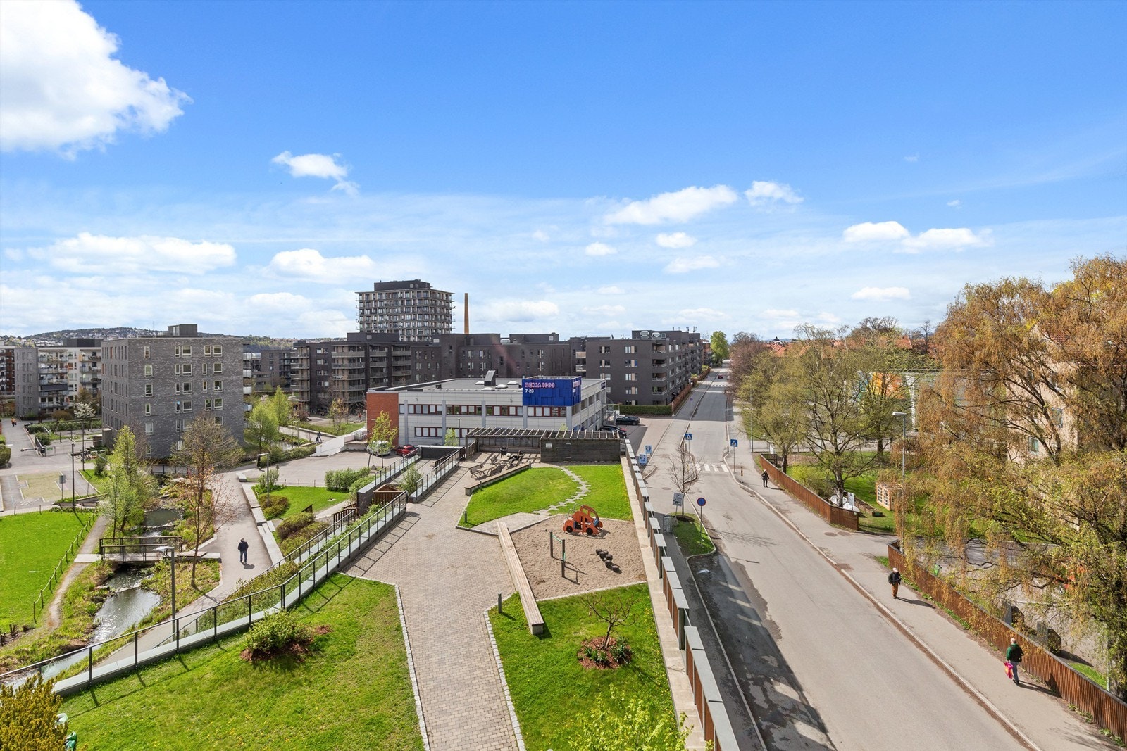 Fra balkongen har du utsikt over flotte grøntområder. Galleribilde