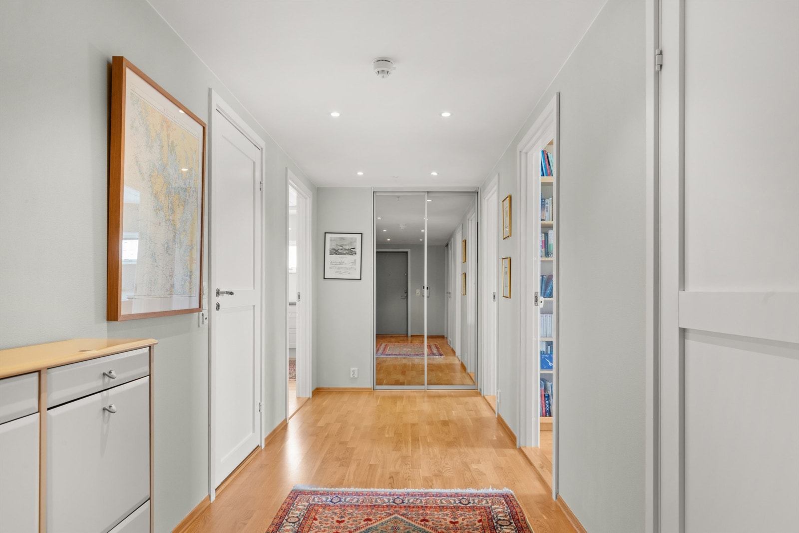 Her er det god plass til å henge fra seg yttertøyet og sette fra seg sko. Fra gangen har du adkomst til alle leilighetens rom - dette underbygger den gode planløsningen! Galleribilde
