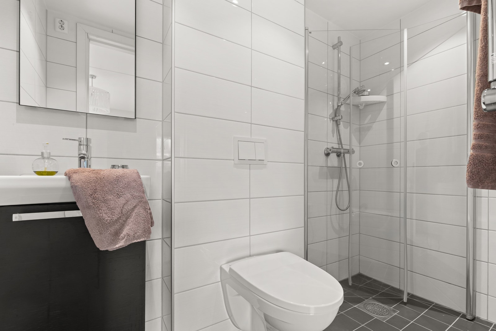 Innredningen består av servantskap med servant. Videre har badet dusjvegger og vegghengt klosett. Galleribilde