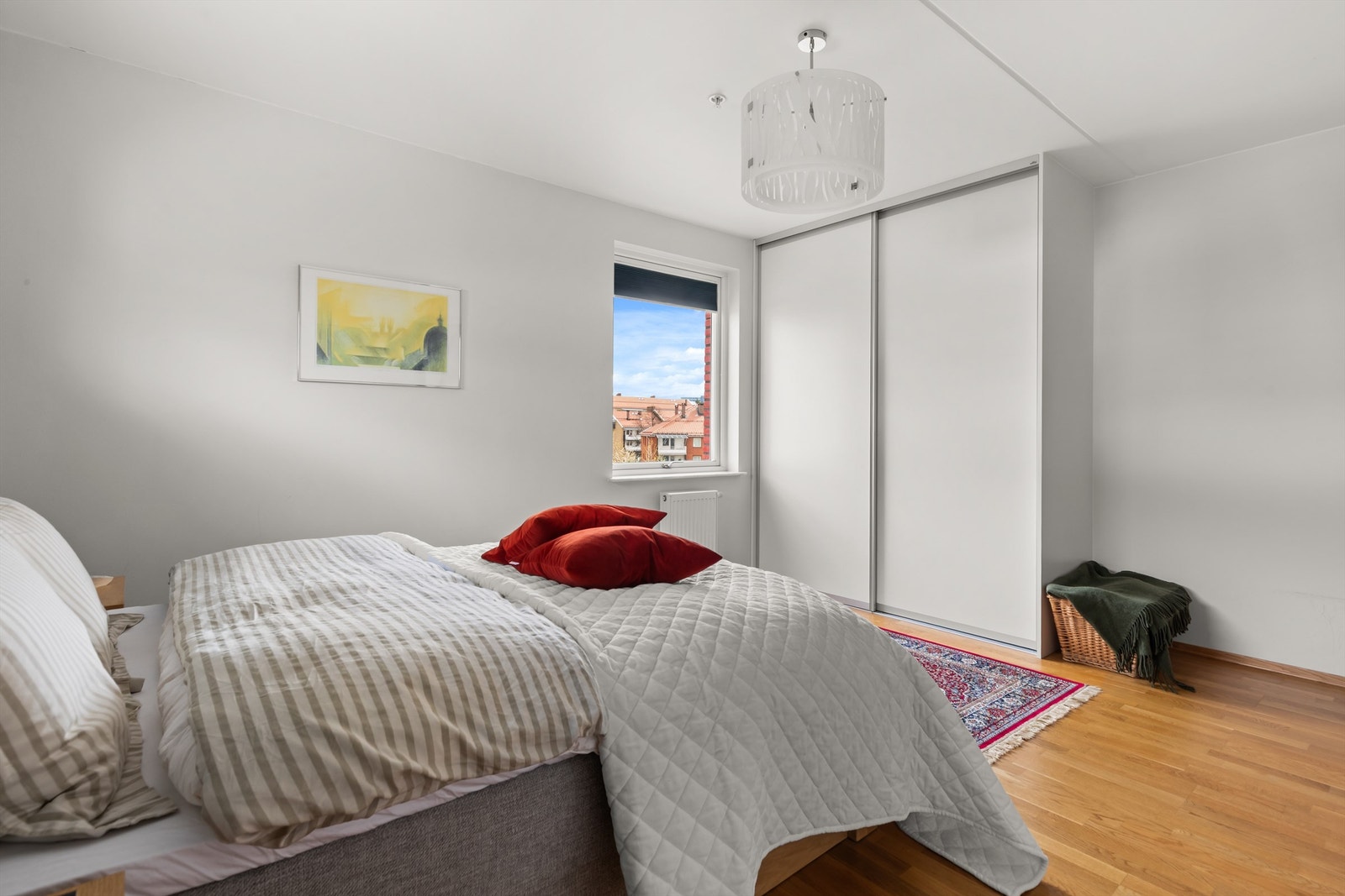 Det er god oppbevaringsplass i en romslig skyvedørsgarderobe. Galleribilde