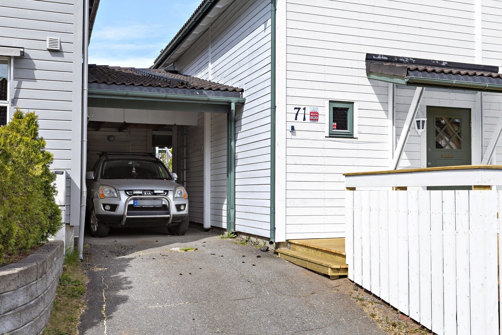 Parkering i tilliggende carport med utvendig bod. Galleribilde