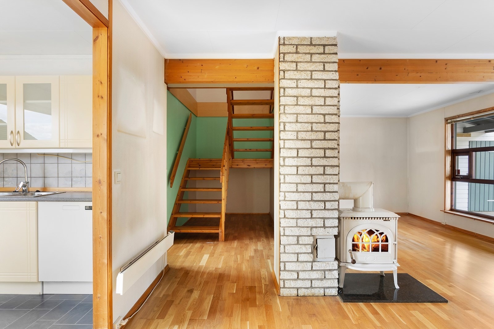 3-stavs eikeparkett på gulv, malte overflater på vegger og malte plater i himling. Galleribilde