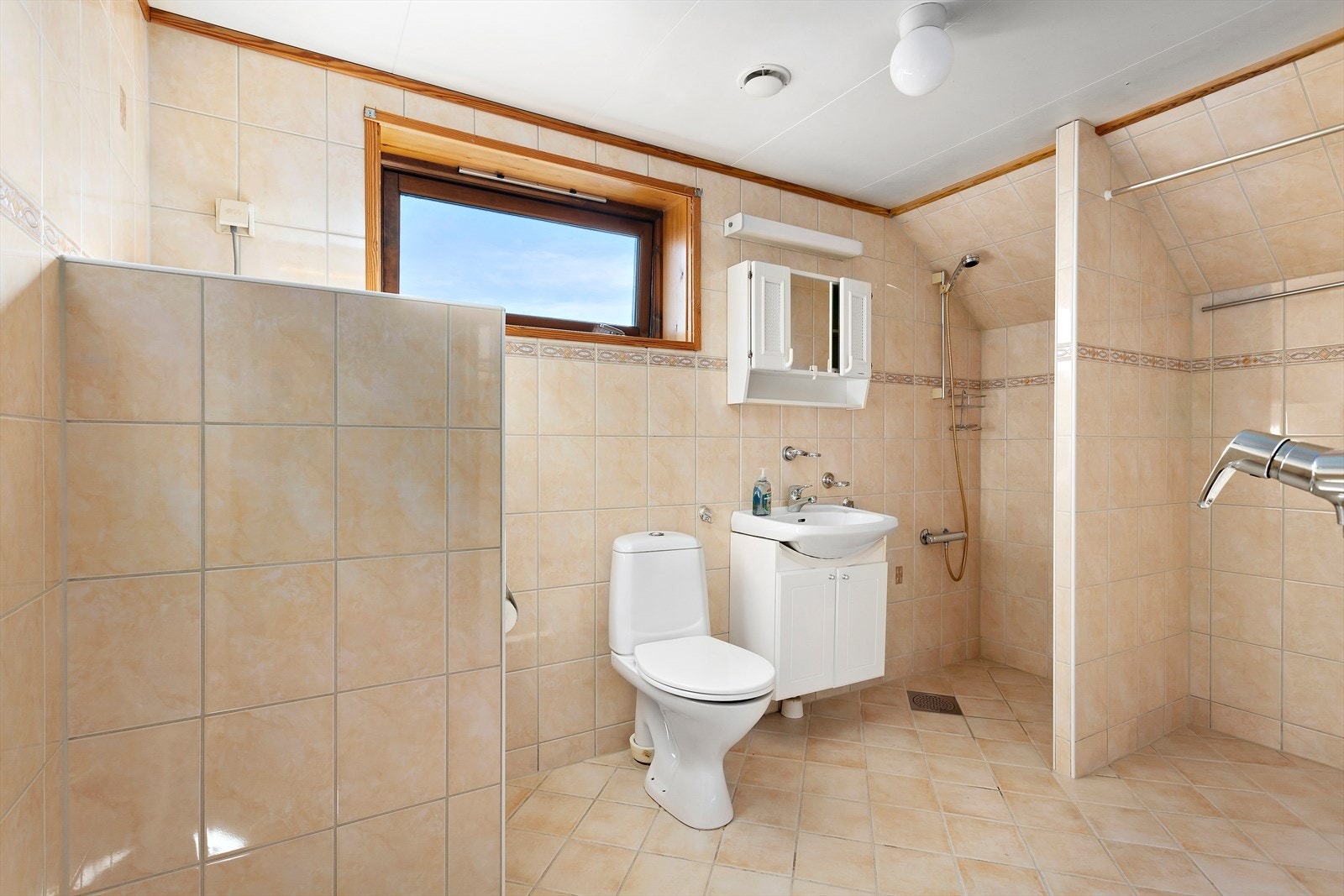 Romslig, flislagt bad med malte plater i himling Galleribilde