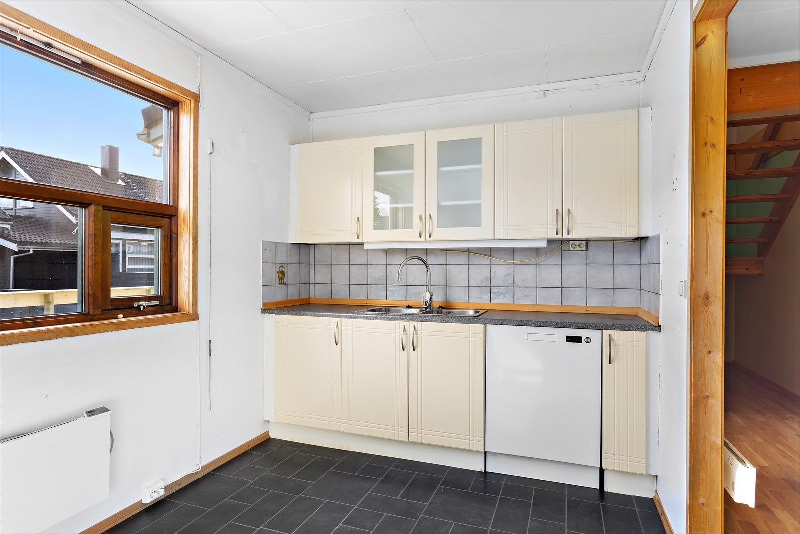 Innredning med profilerte fronter og deler av overskapfronter har innfelt glass Galleribilde