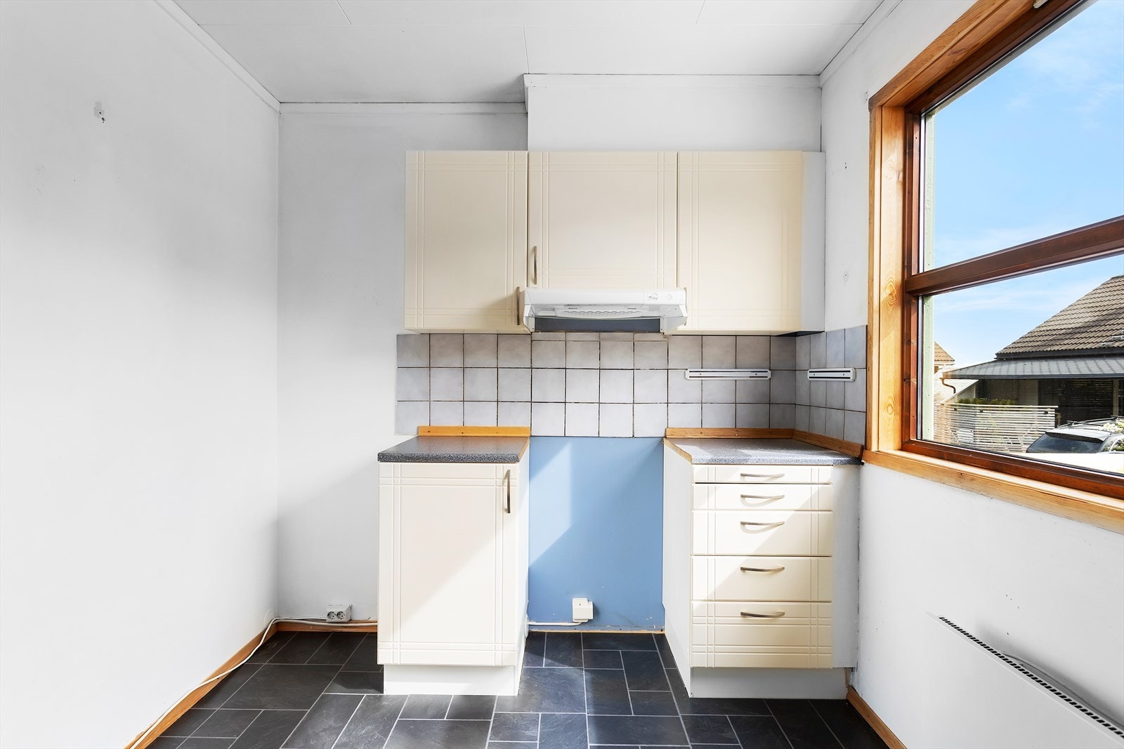 Innredning med mekanisk avtrekksvifte over stekesonen. Opplegg for frittstående oppvaskmaskin, komfyr og kjøleskap Galleribilde