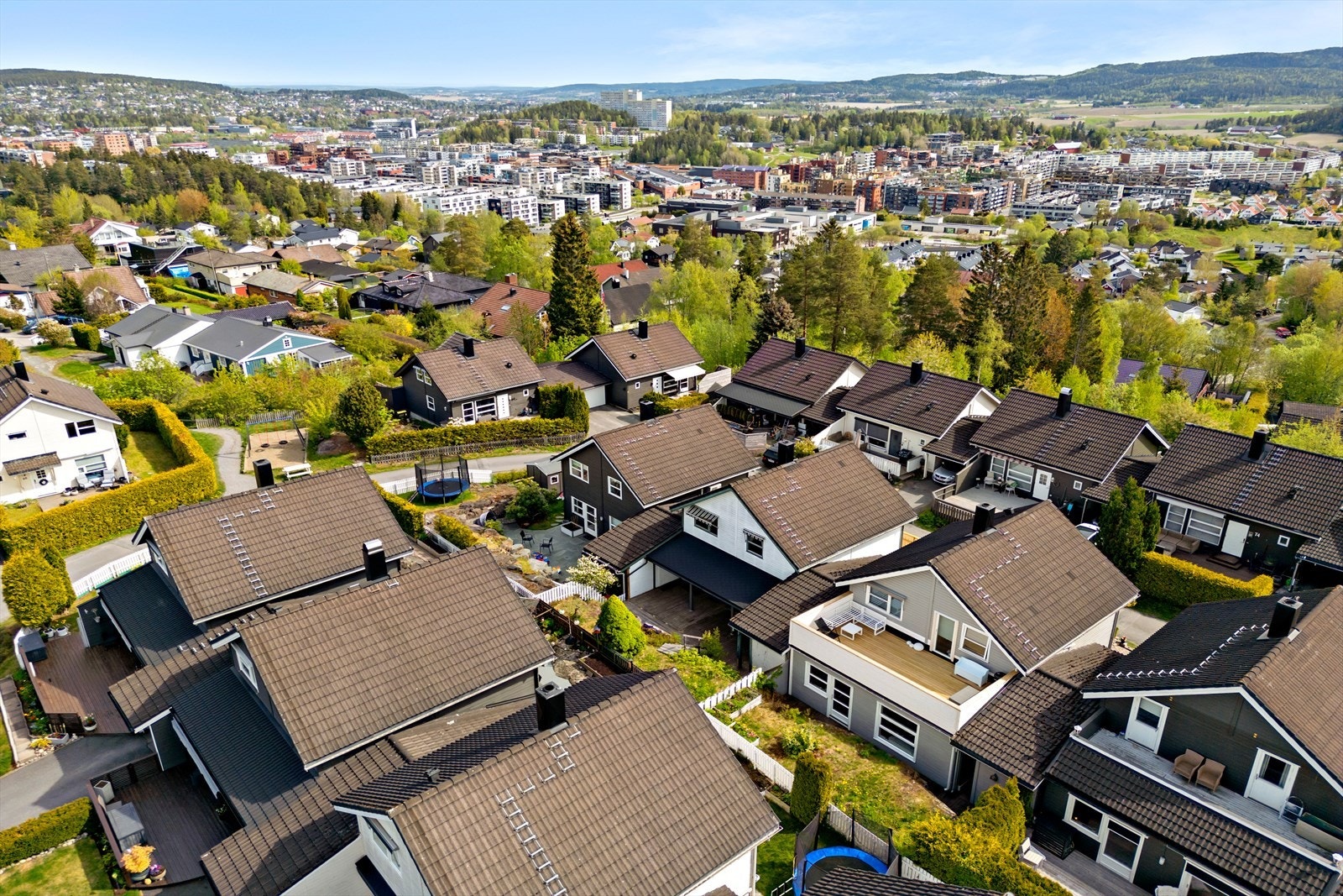 Offentlig kommunikasjon er lett tilgjengelig, med en bussholdeplass på Vallerudtoppen bare fem minutters gange unna som tilbyr hyppige avganger mot/fra Oslo i rushtiden Galleribilde