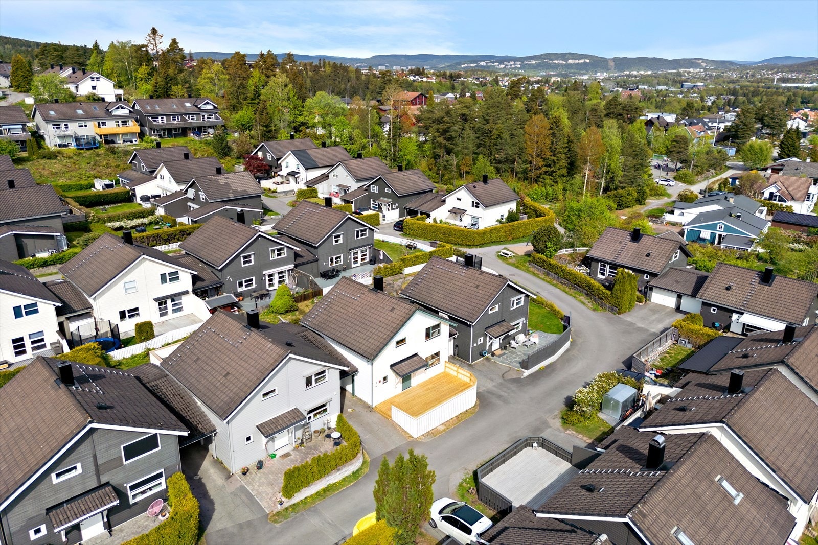 For familier med skolebarn er det trygg gangavstand til Benterud skole og Rasta barneskole Galleribilde
