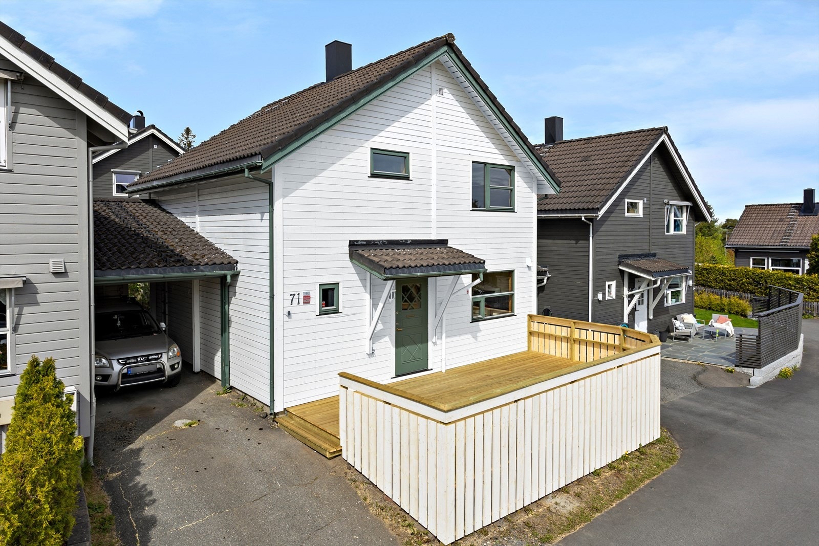 Boligen går over 2 plan og har en praktisk og familievennlig planløsning med luftige rom og god oppbevaringsplass Galleribilde