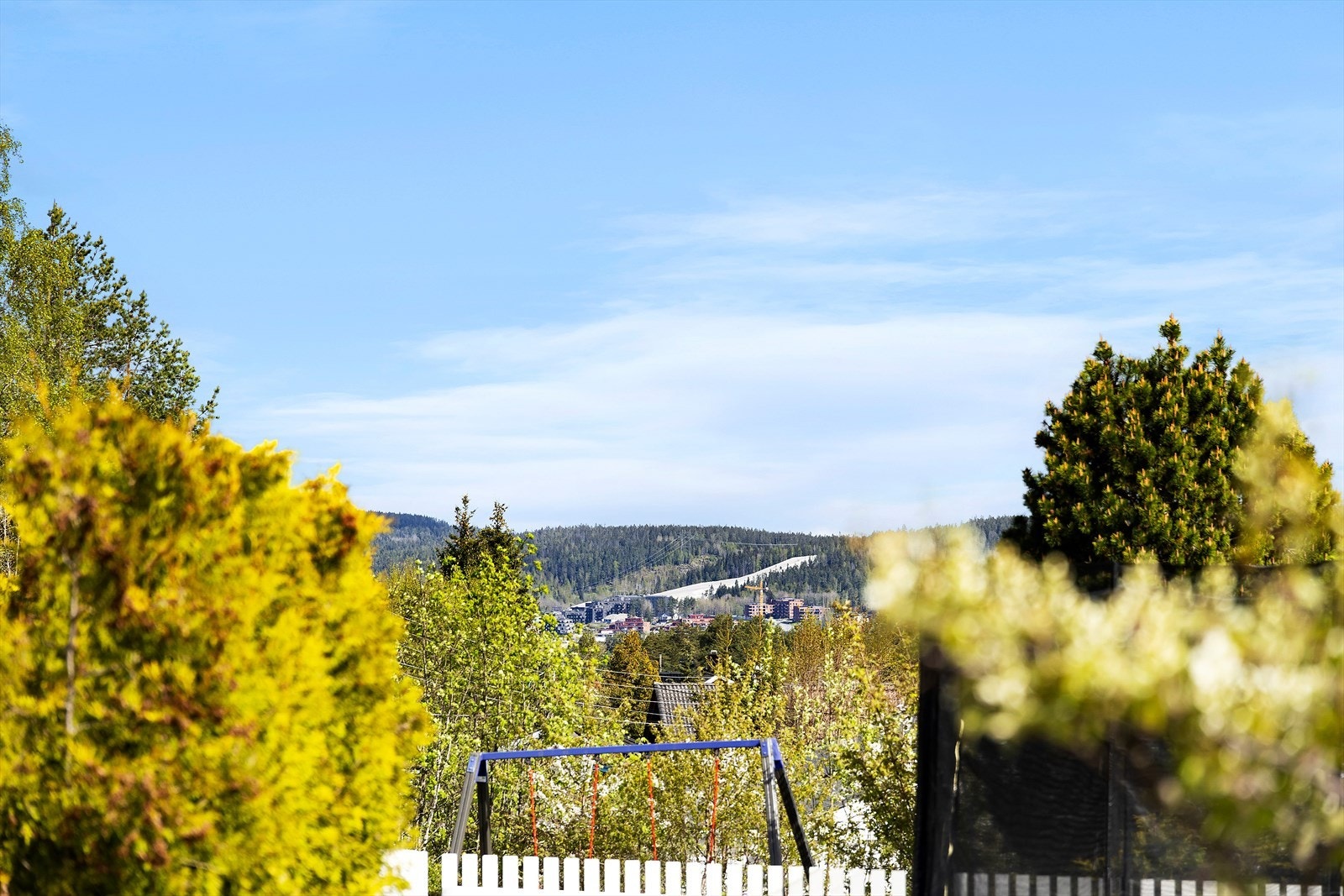 Boligområdet består av rekkehus og tomannsboliger organisert i forskjellige borettslag og bolig tun, noe som gir et sikkert og vennlig miljø for barnefamilier Galleribilde