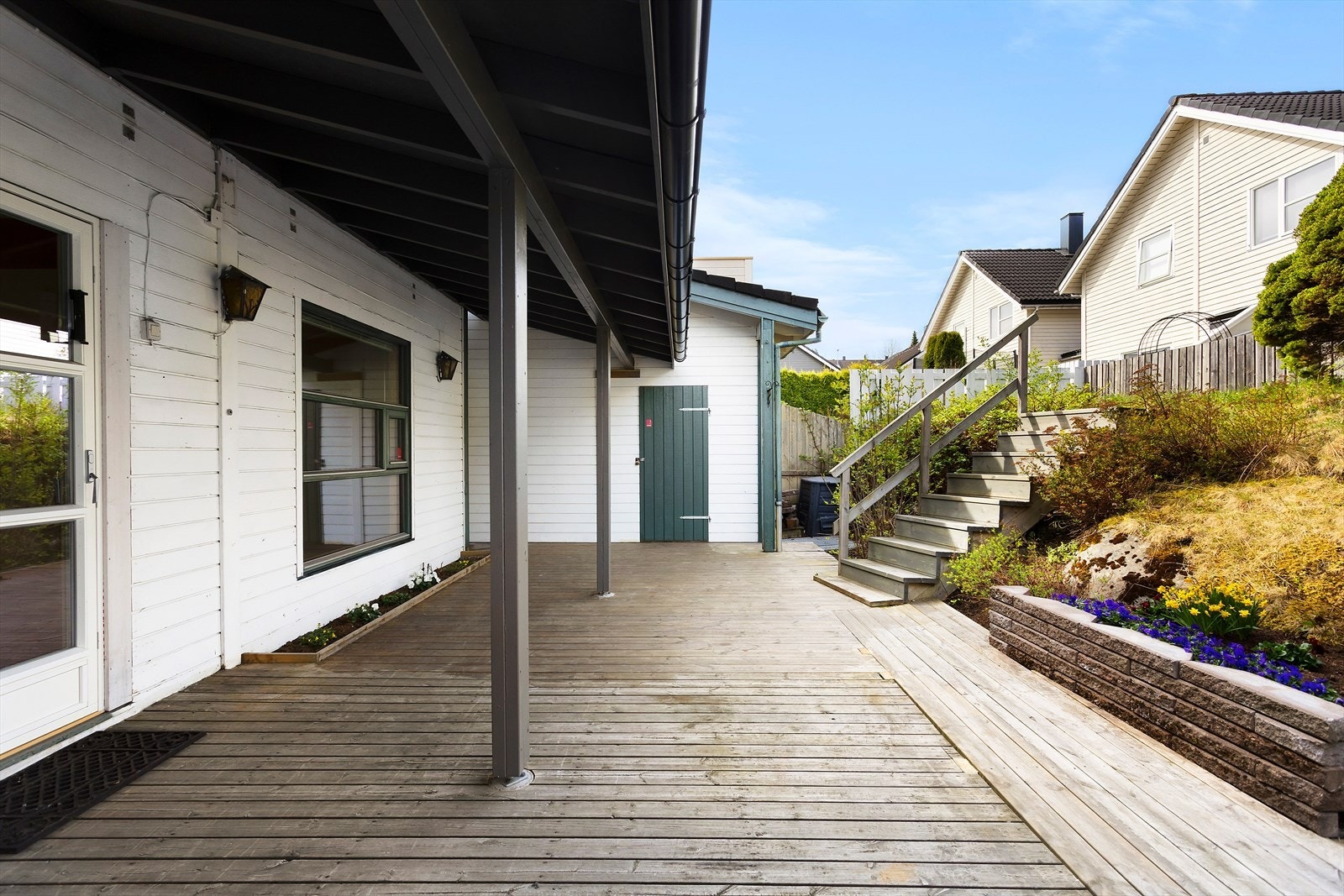 I tilknytning til stuen er det utgang til en vestvendt terrasse i grønne omgivelser Galleribilde