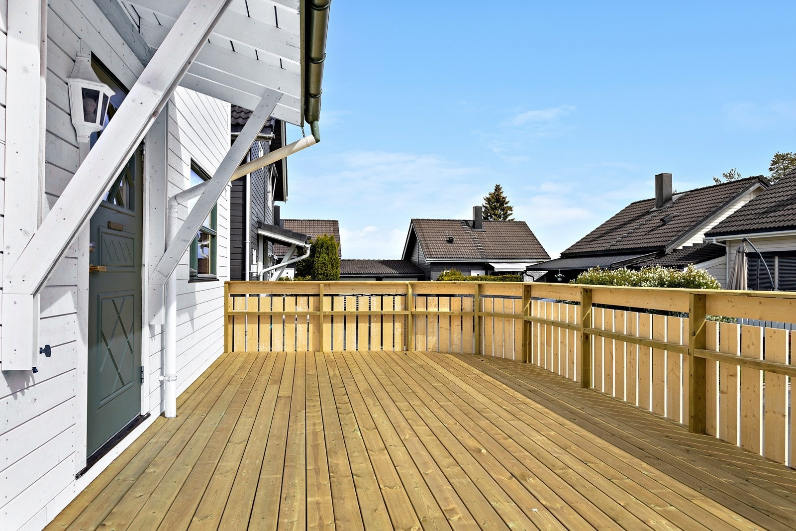 Inngang fra stor markterrasse på fremsiden av huset. Markterrassen er østvendt og er ca. 25 kvm Galleribilde