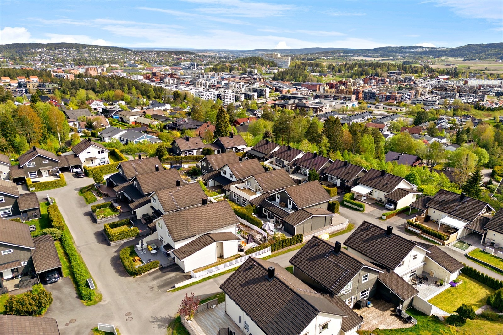 Med lekekamerater rett rundt hjørnet, flere lekeplasser,Vallerud aktivitetspark med ballbinger som er skøyteis om vinteren, eget fellesområde med akebakke og begrenset biltrafikk, er det et ideelt sted for barn å vokse opp Galleribilde
