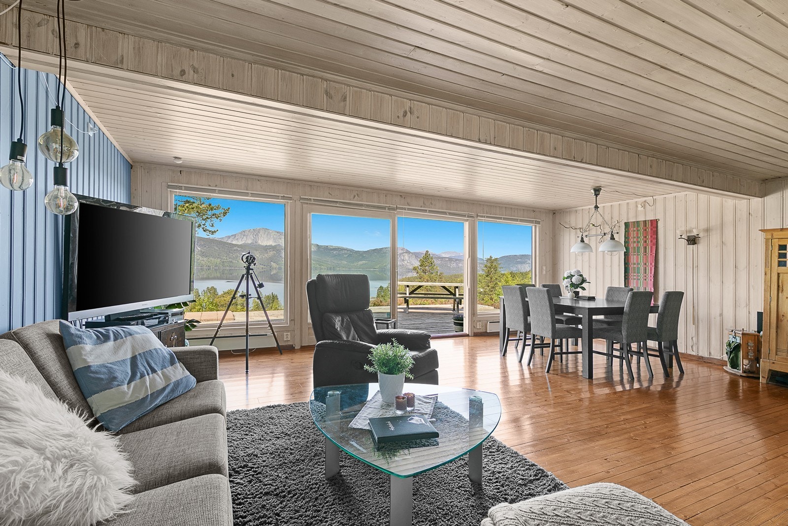 Stor og åpen kombinert stue/spisestue med fantastisk utsikt. Galleribilde