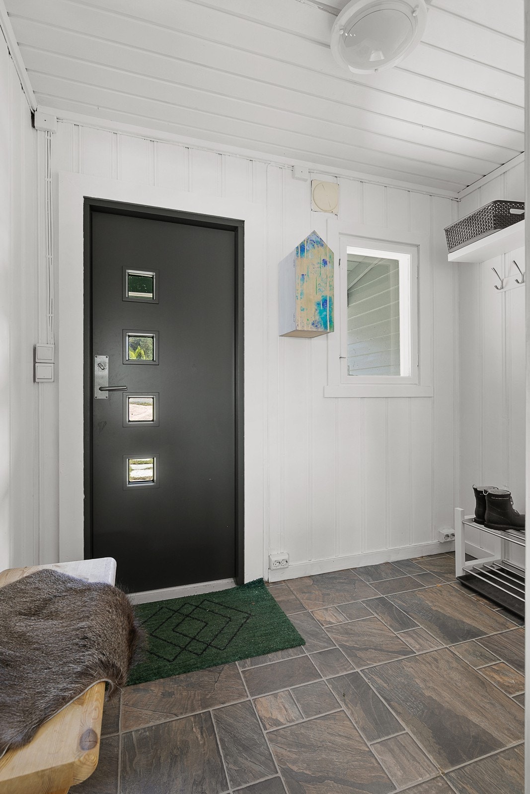 Velkommen inn! Innbydende inngangsparti med rikelig plass til oppbevaring av ytterklær og skotøy. Galleribilde