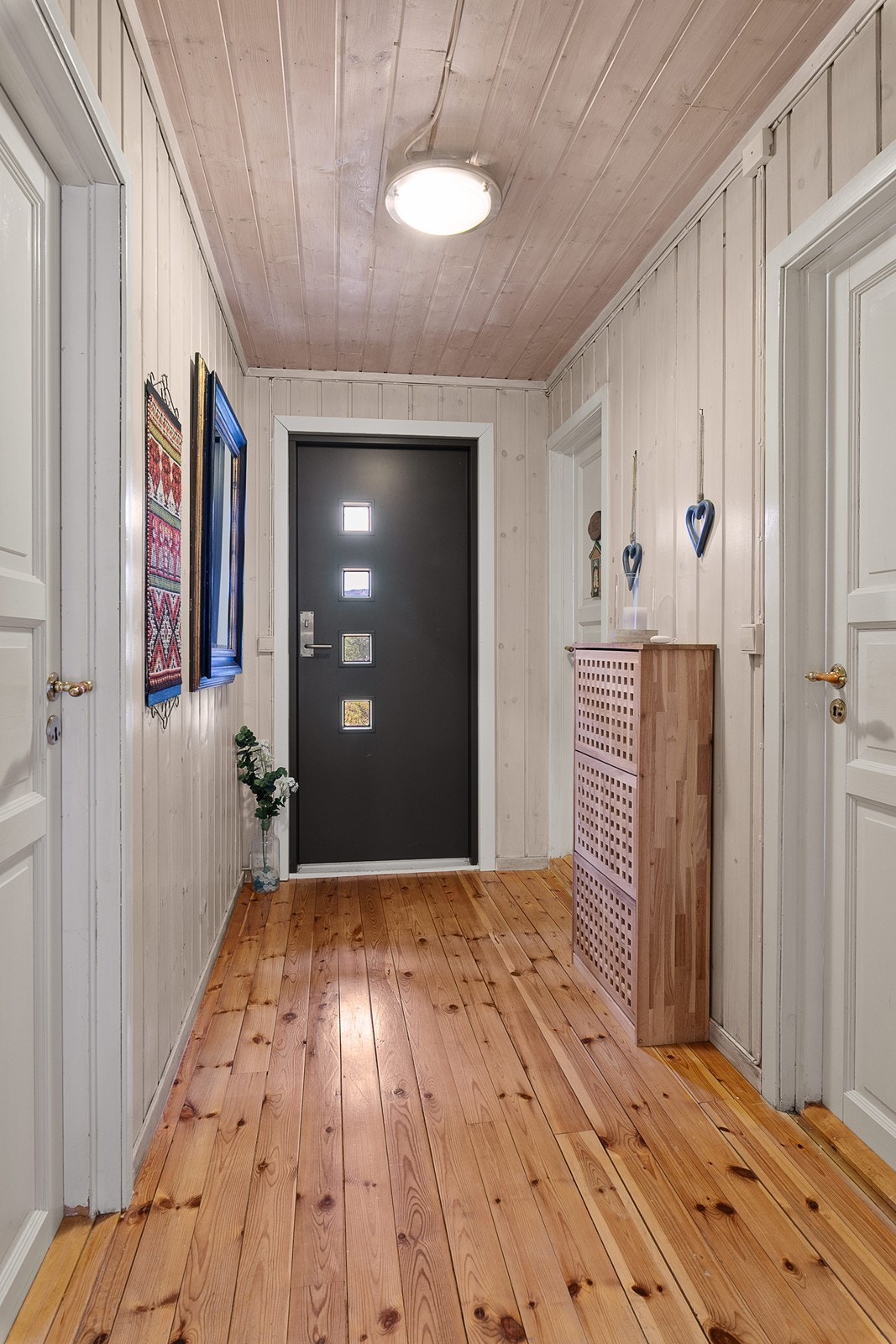 Gang, med utgang til innglasset balkong. Galleribilde