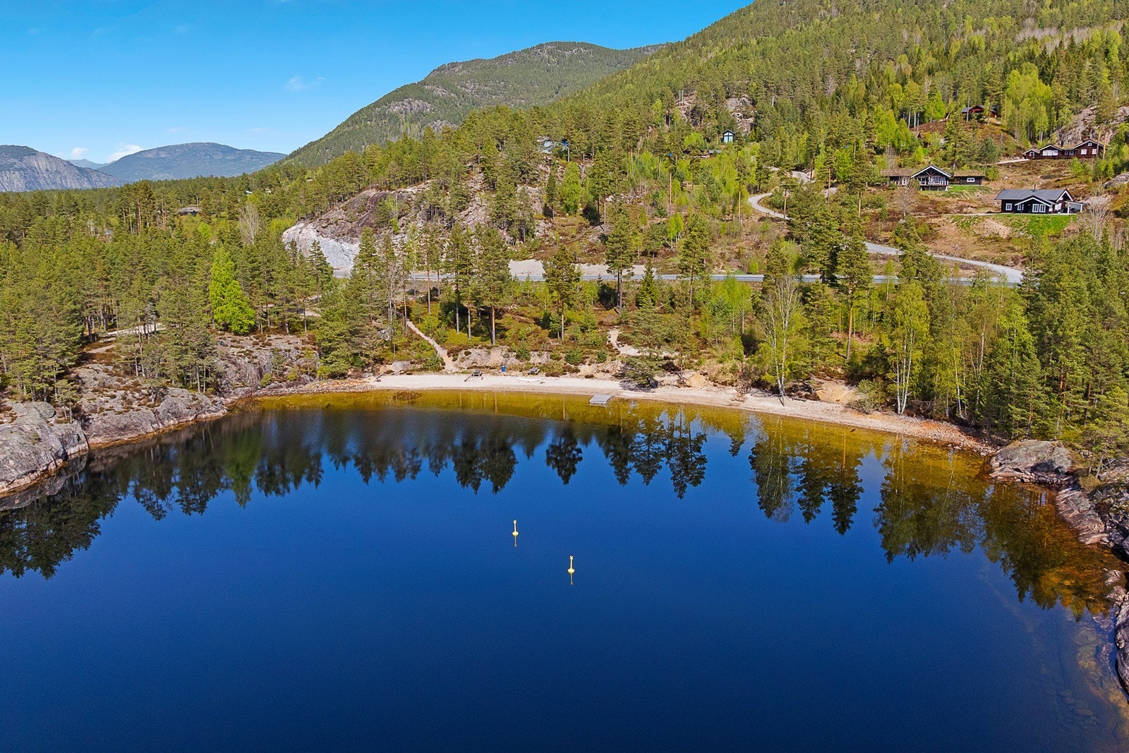 Kort vei fra eiendommen er det strand og badeplasser. Galleribilde