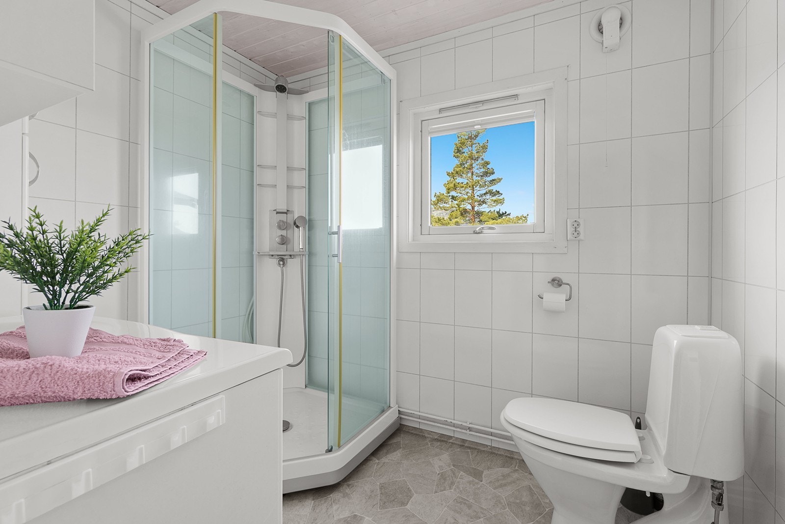 På badet er det gulvbelegg på gulv, og våtromsplater på vegger. Badet er utstyrt med gulvmontert toalett, og servant i innredning. Galleribilde