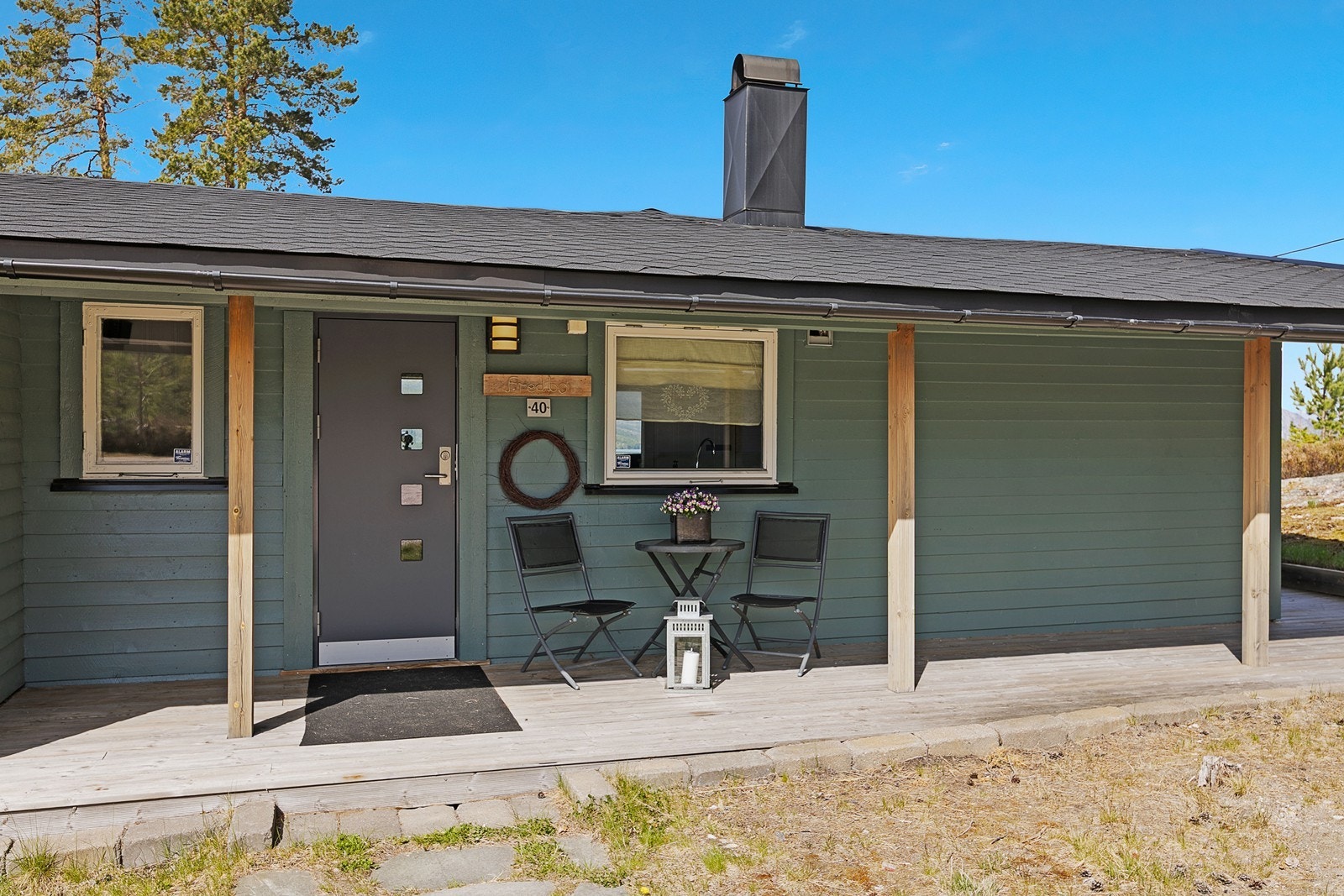 På baksiden finner du et overbygd inngangsparti: La oss ta turen inn i hytta! Galleribilde